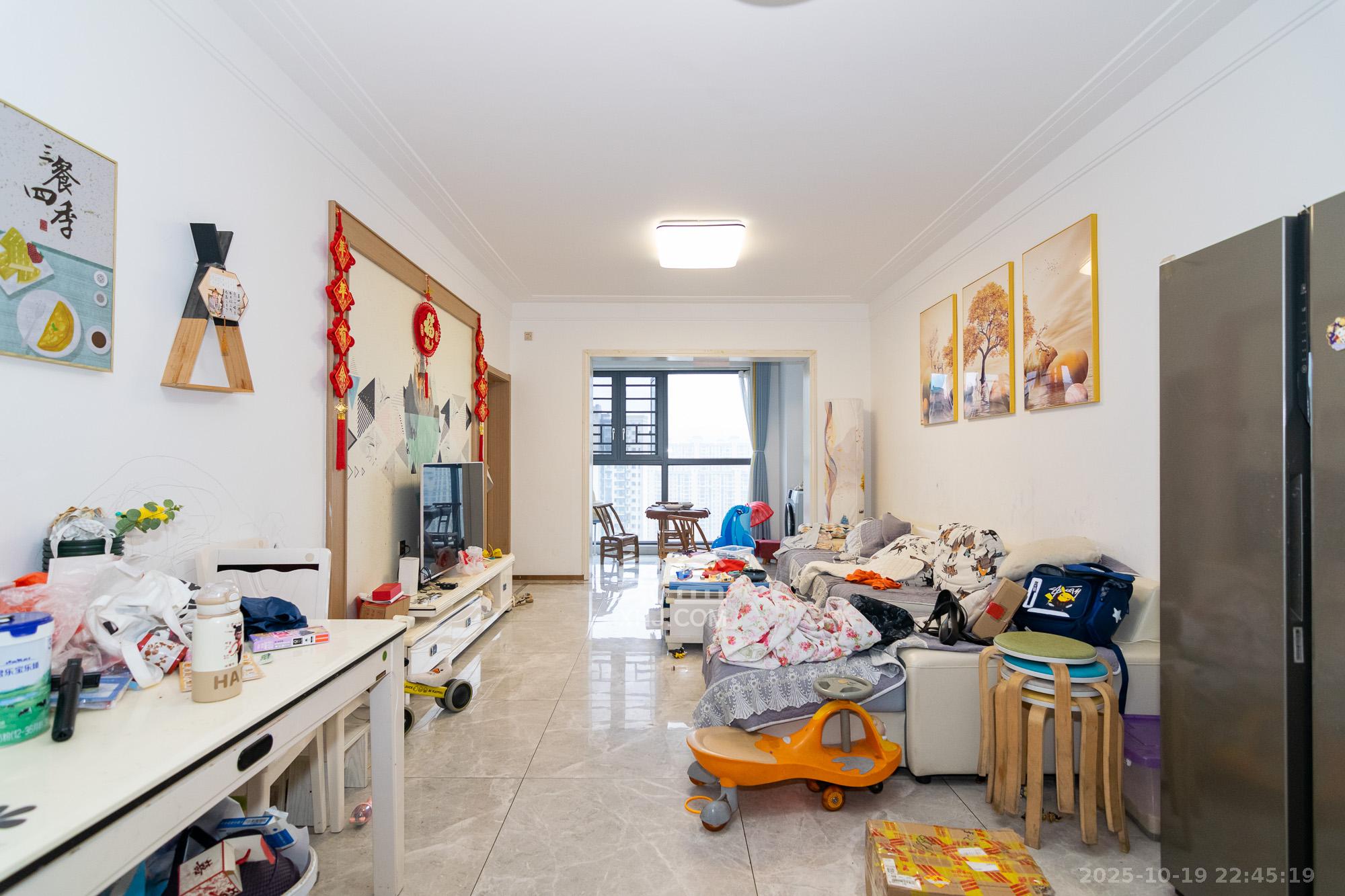 新华联梦想城 3室2厅1卫 90.0万 新华联梦想城 3室2厅1卫 90.0万客厅