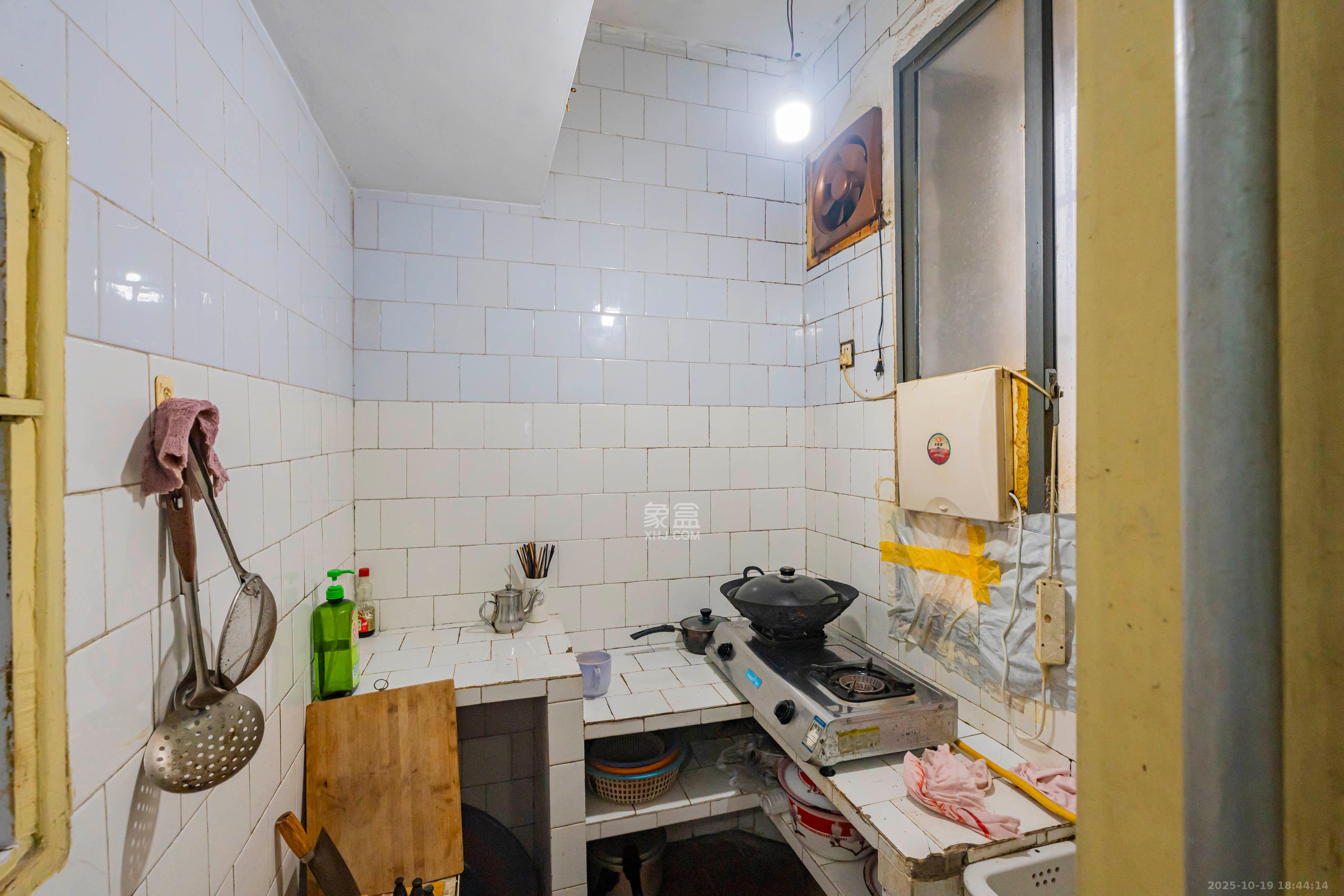 东风二村社区房  3室2厅1卫    62.0万厨房