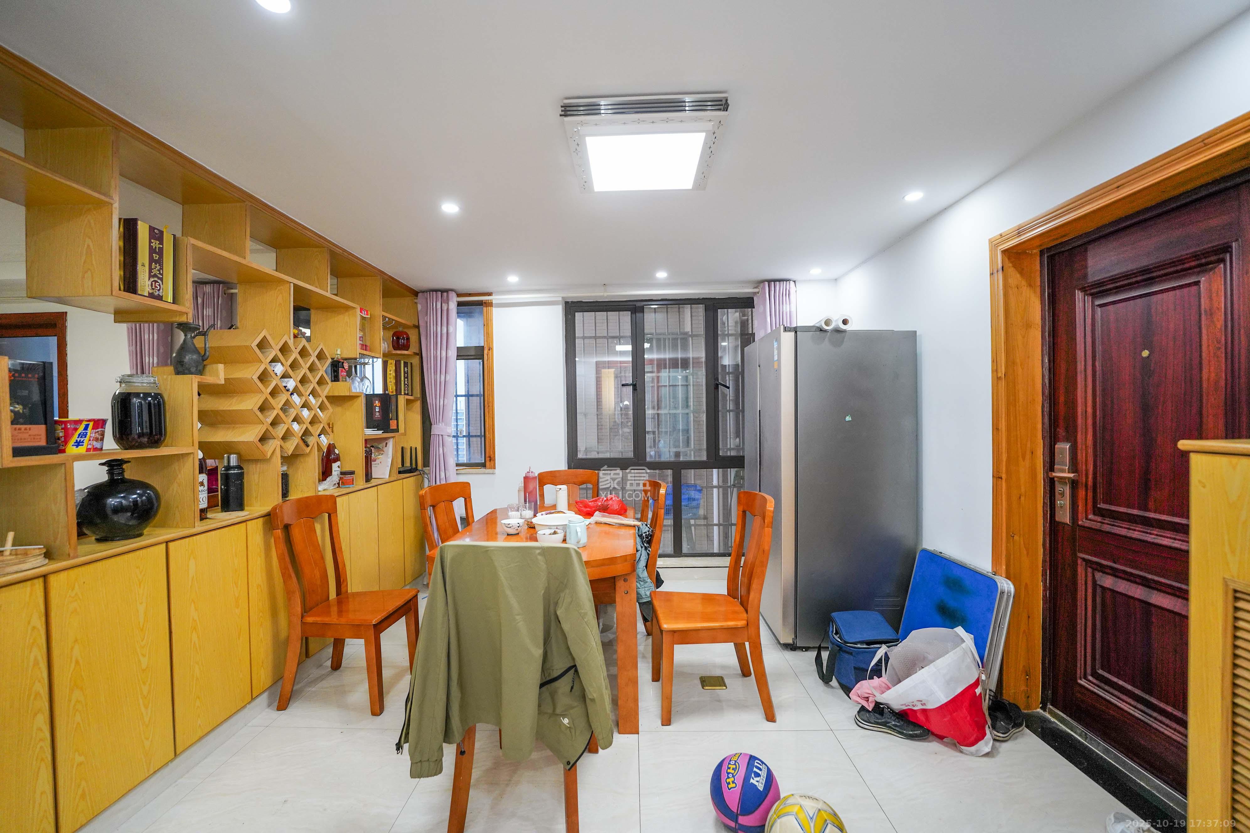 幸福庄园  4室2厅2卫    85.0万客厅