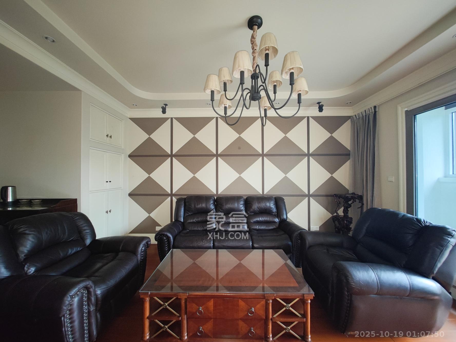 托斯卡纳洋房高层  5室2厅3卫    420.0万 托斯卡纳洋房高层  5室2厅3卫    420.0万客厅