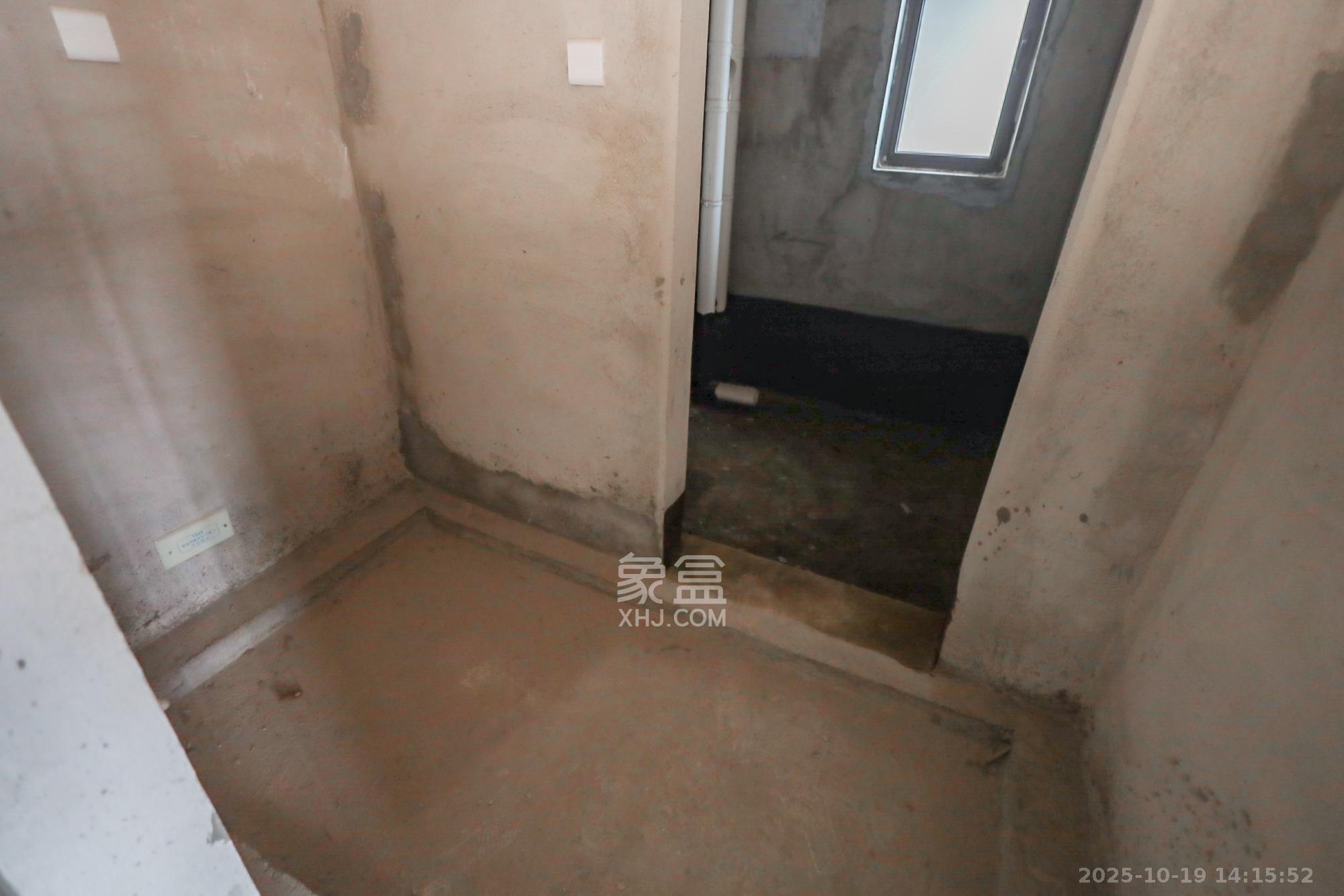 保利西海岸A区  4室2厅2卫    320.0万卫生间