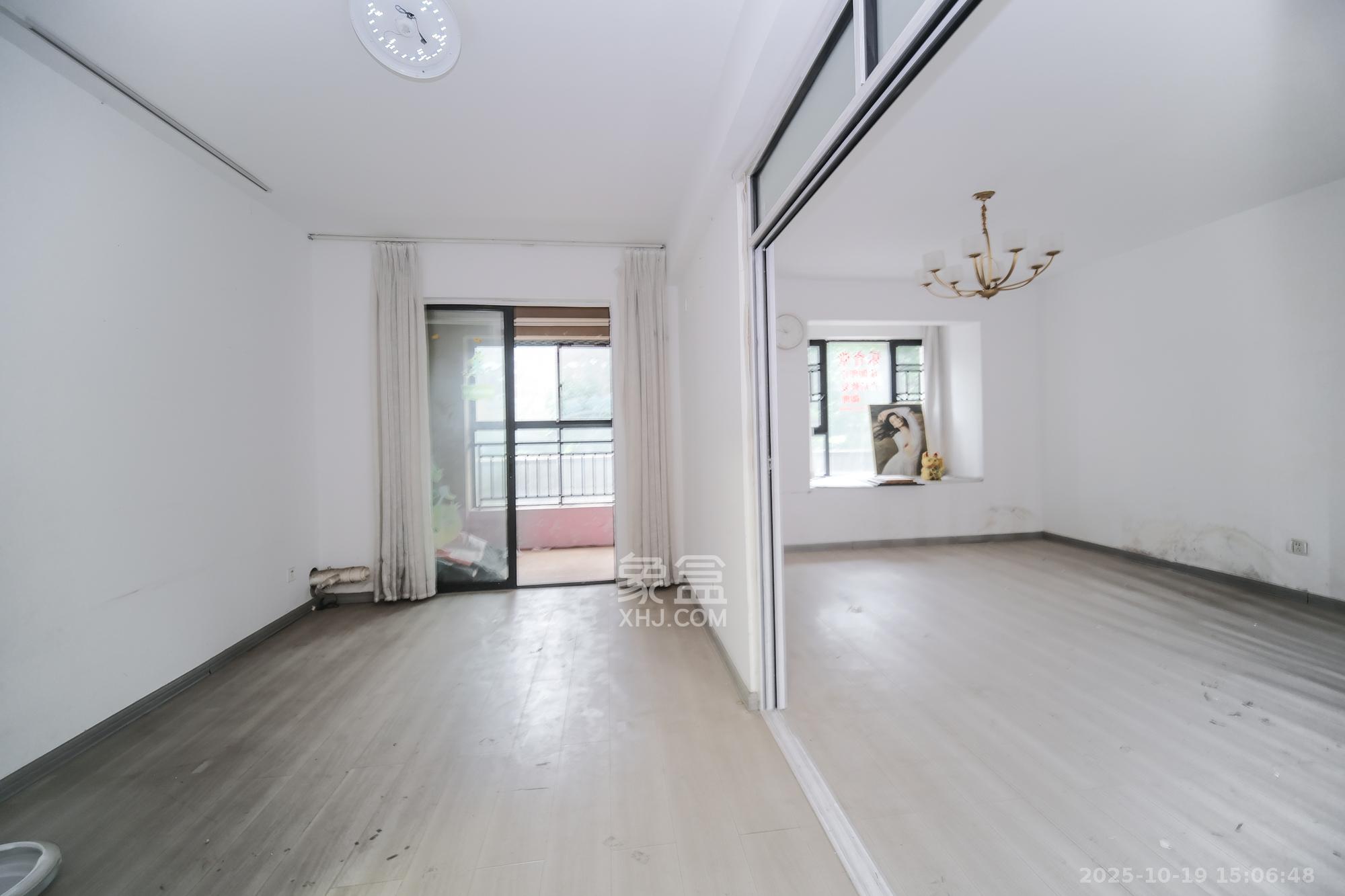 三一街区  4室2厅3卫    150.0万客厅