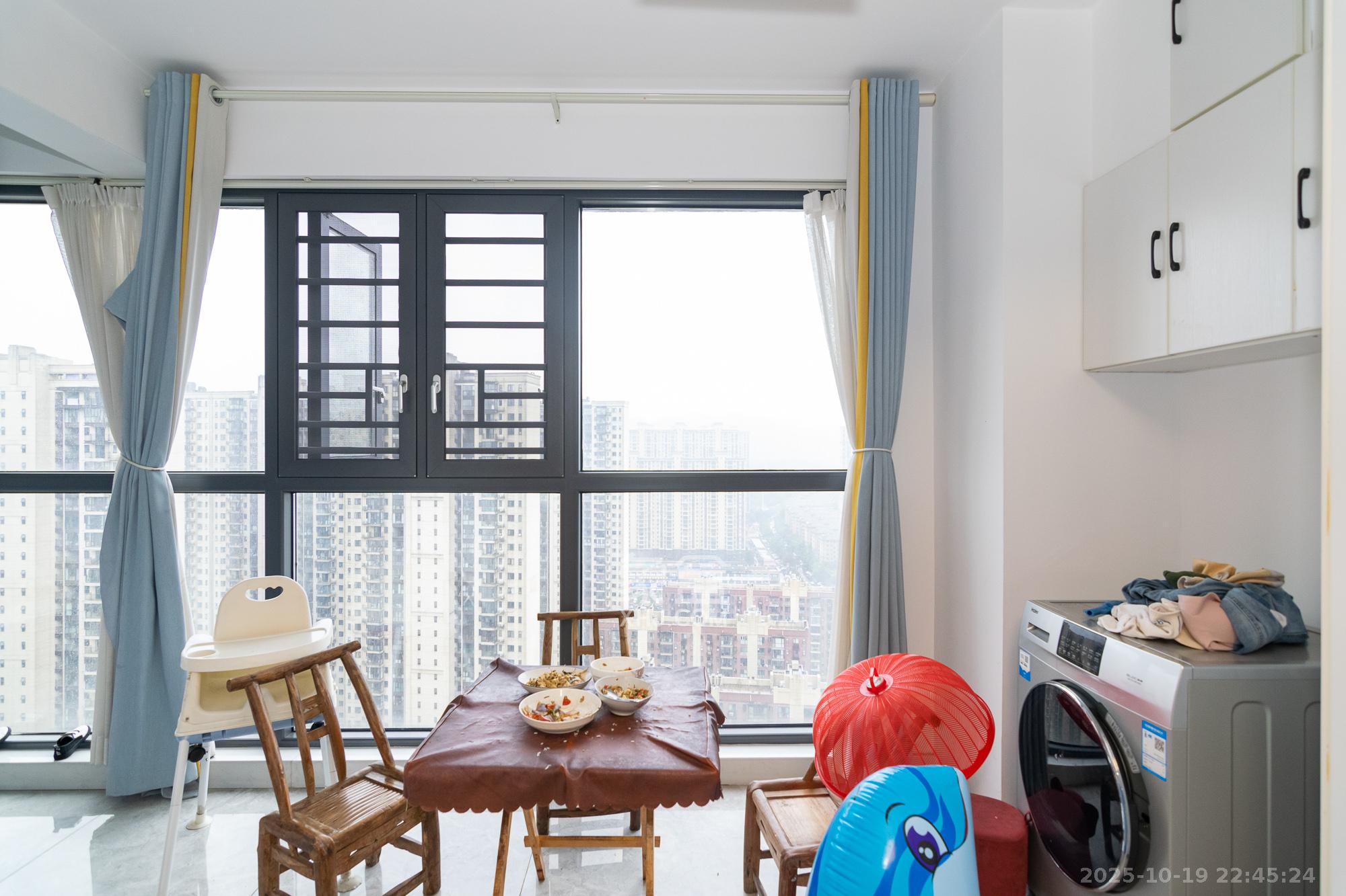 新华联梦想城  3室2厅1卫    90.0万阳台