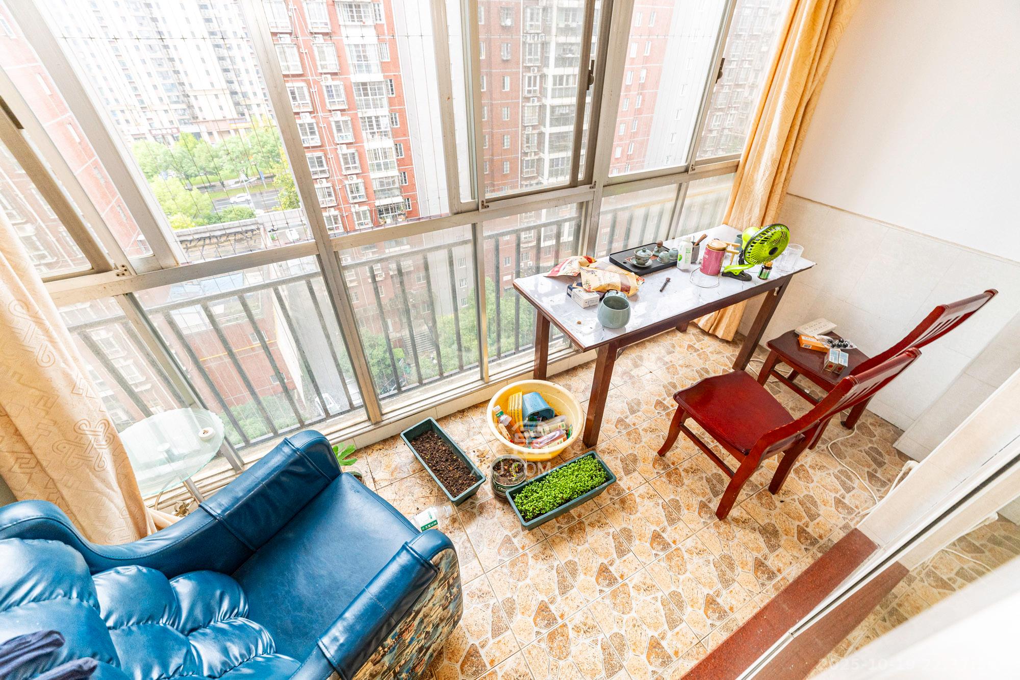 彩都公寓  3室2厅2卫    78.8万阳台