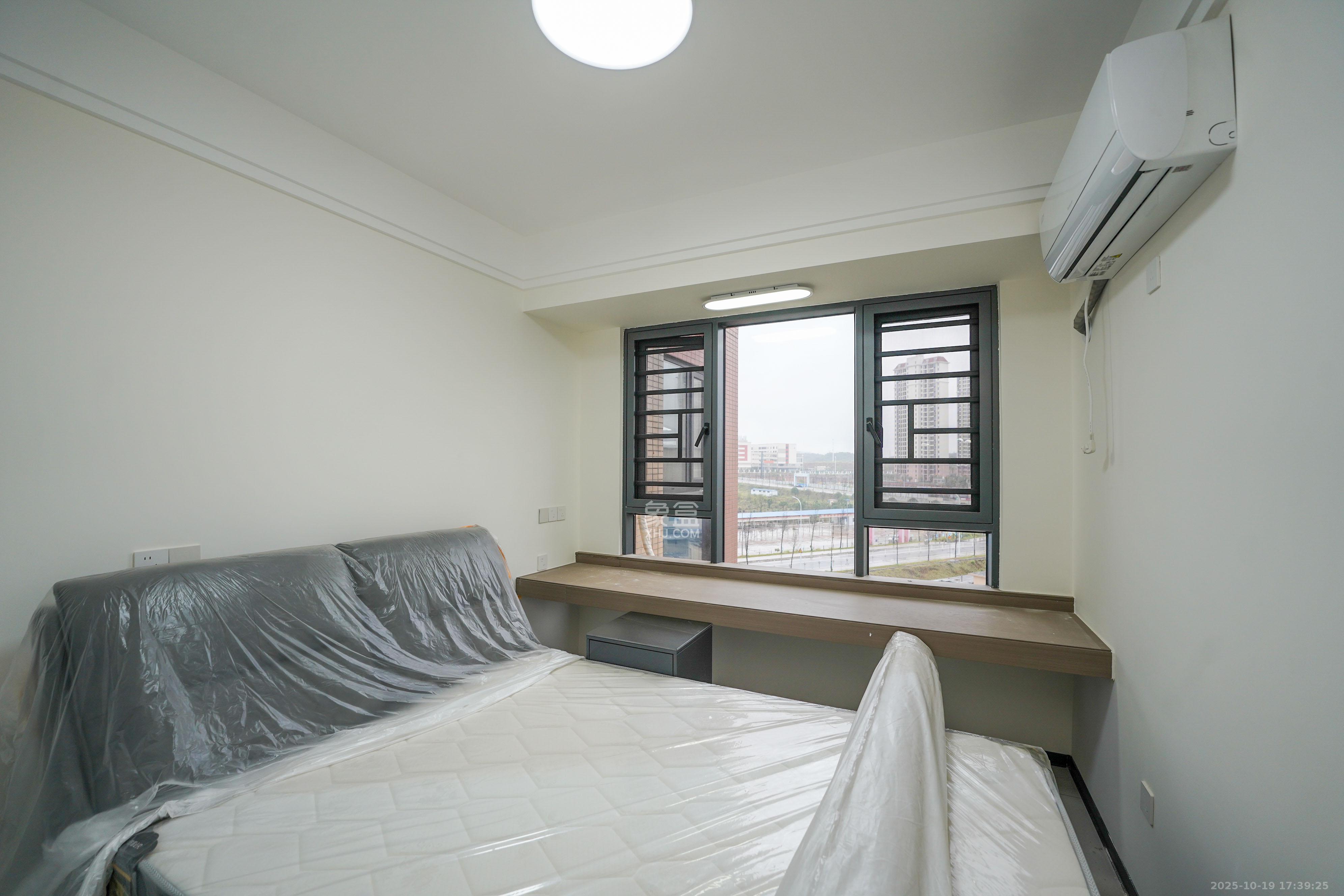 幸福庄园  5室2厅3卫    156.0万卧室