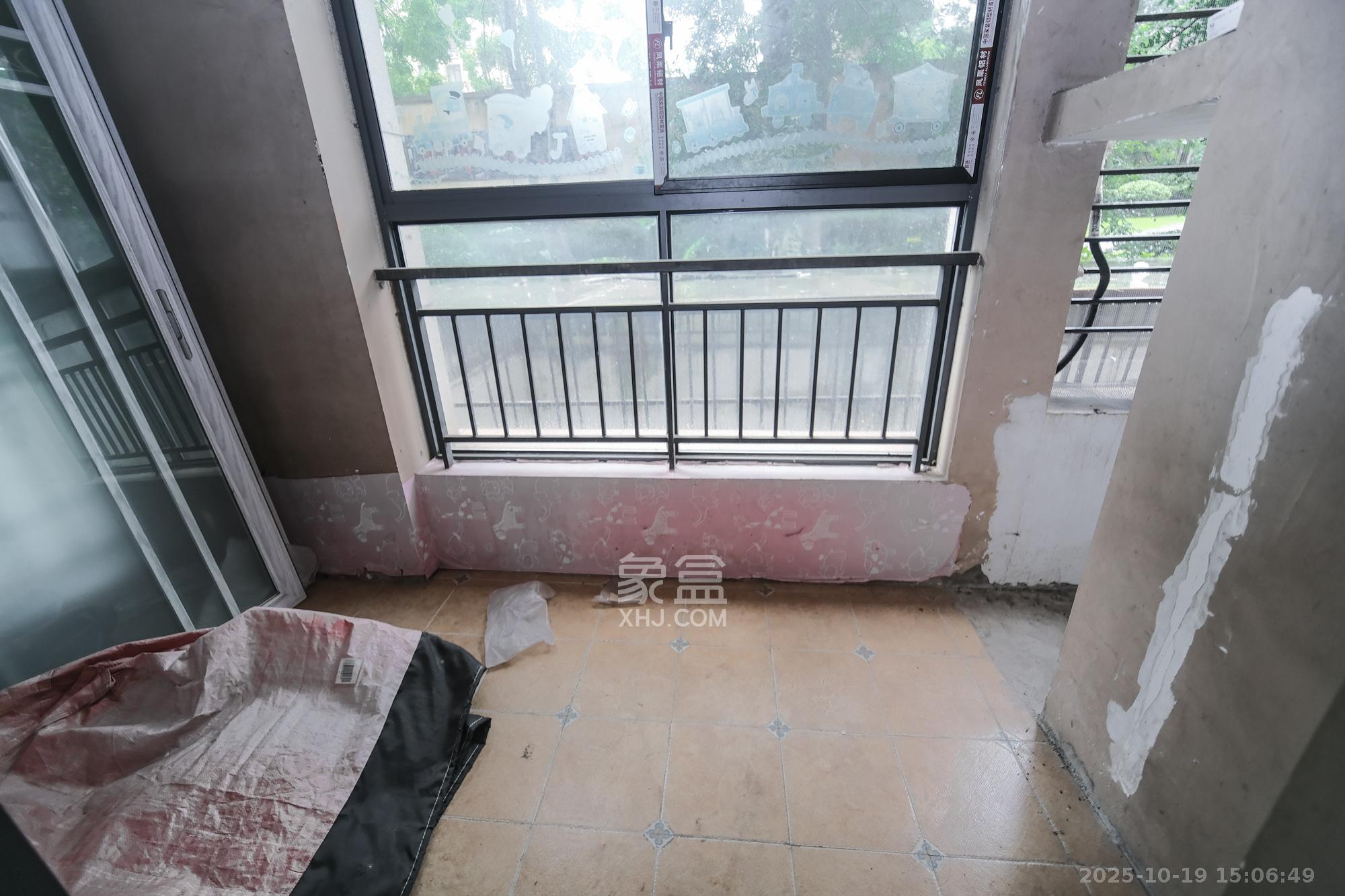 三一街区  4室2厅3卫    150.0万阳台