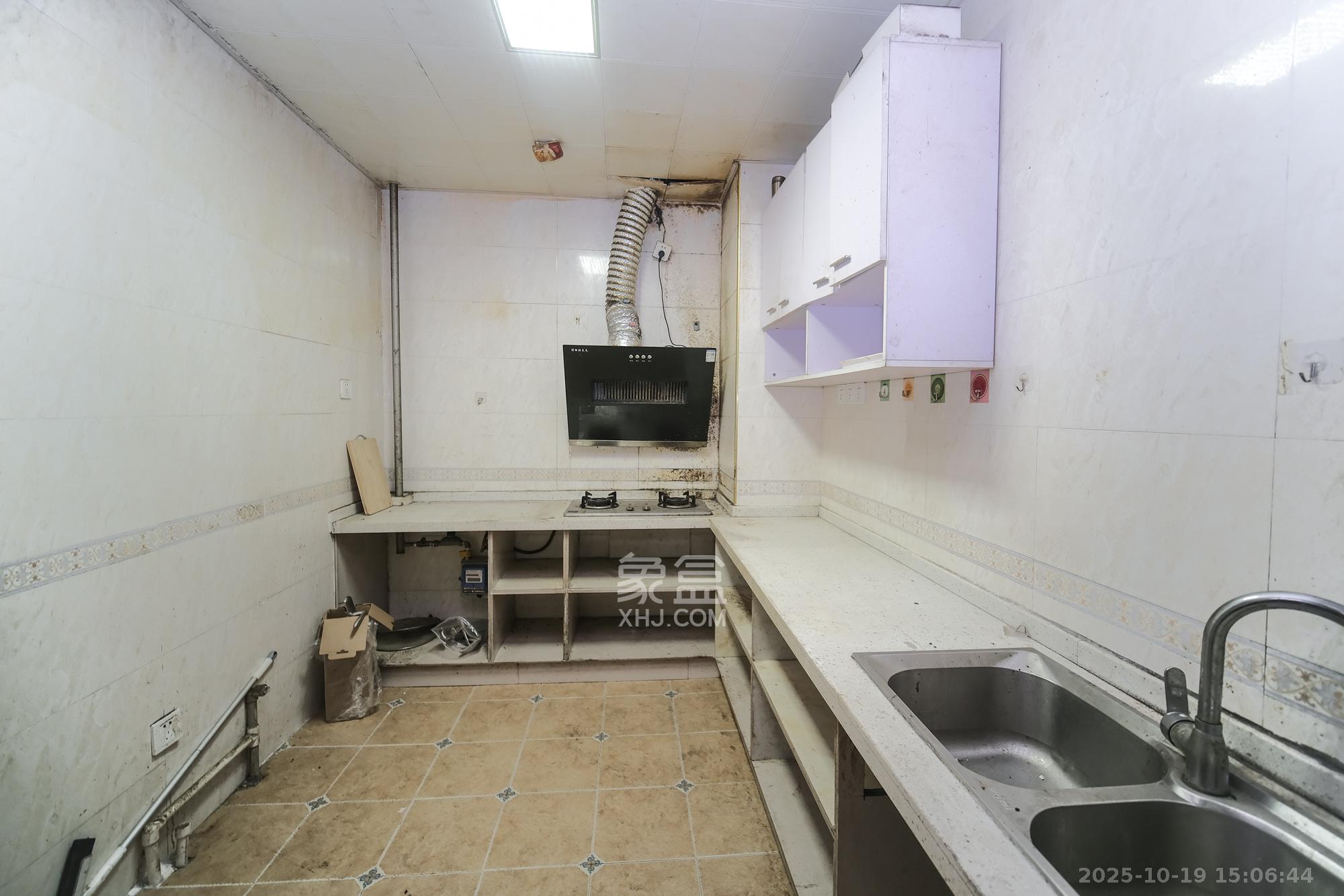 三一街区  4室2厅3卫    150.0万厨房