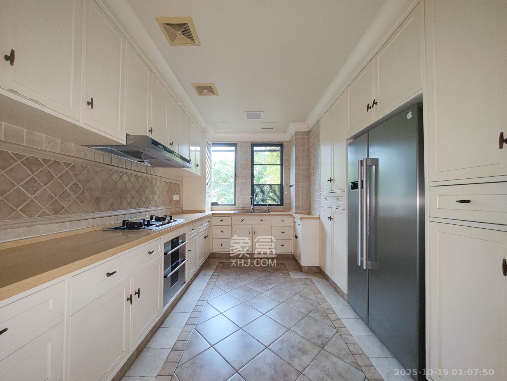 托斯卡纳洋房高层  5室2厅3卫    420.0万 托斯卡纳洋房高层  5室2厅3卫    420.0万厨房