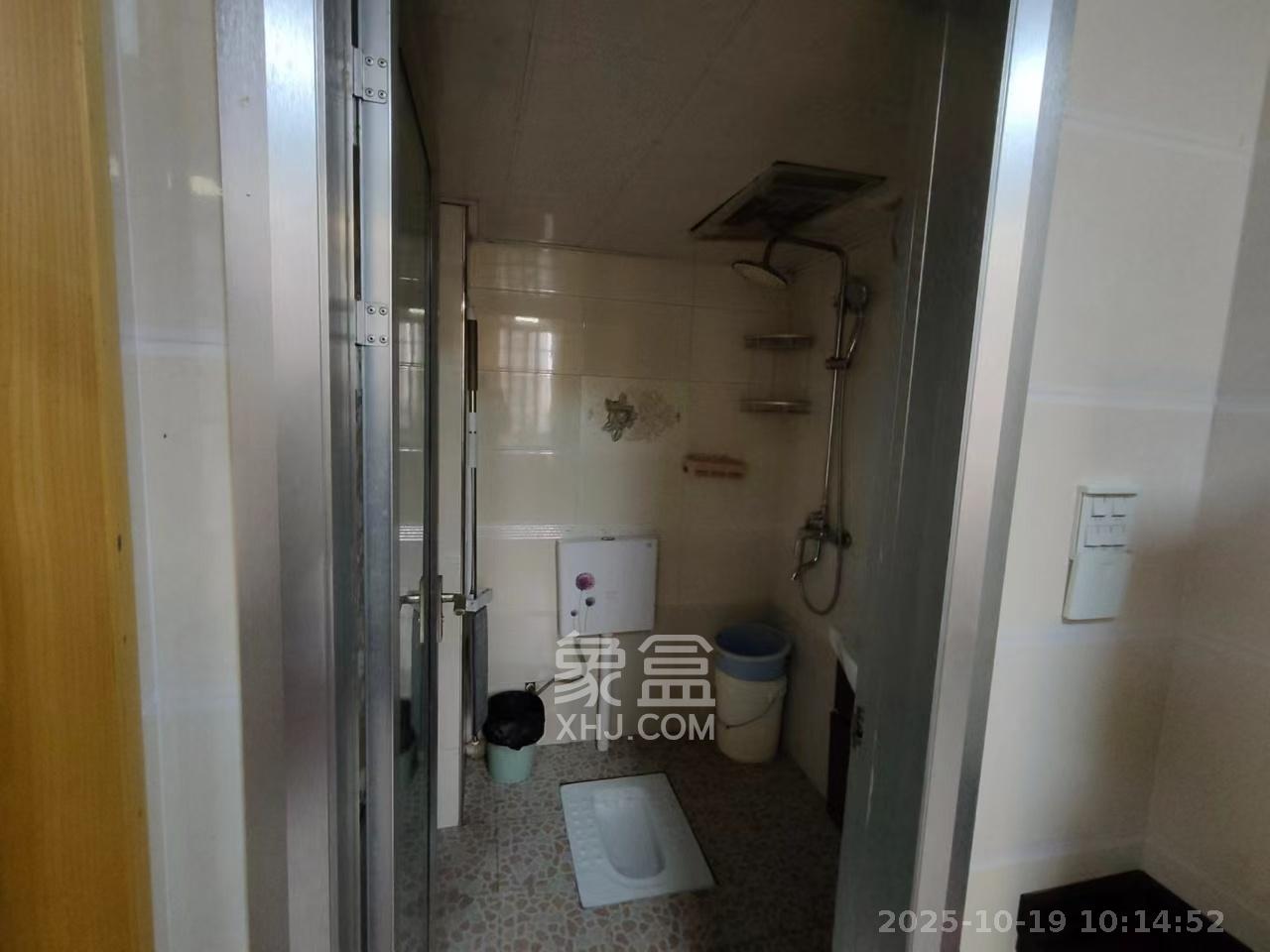 泊林晶城  1室1厅1卫    1300.0元/月 泊林晶城  1室1厅1卫    1300.0元/月室内图