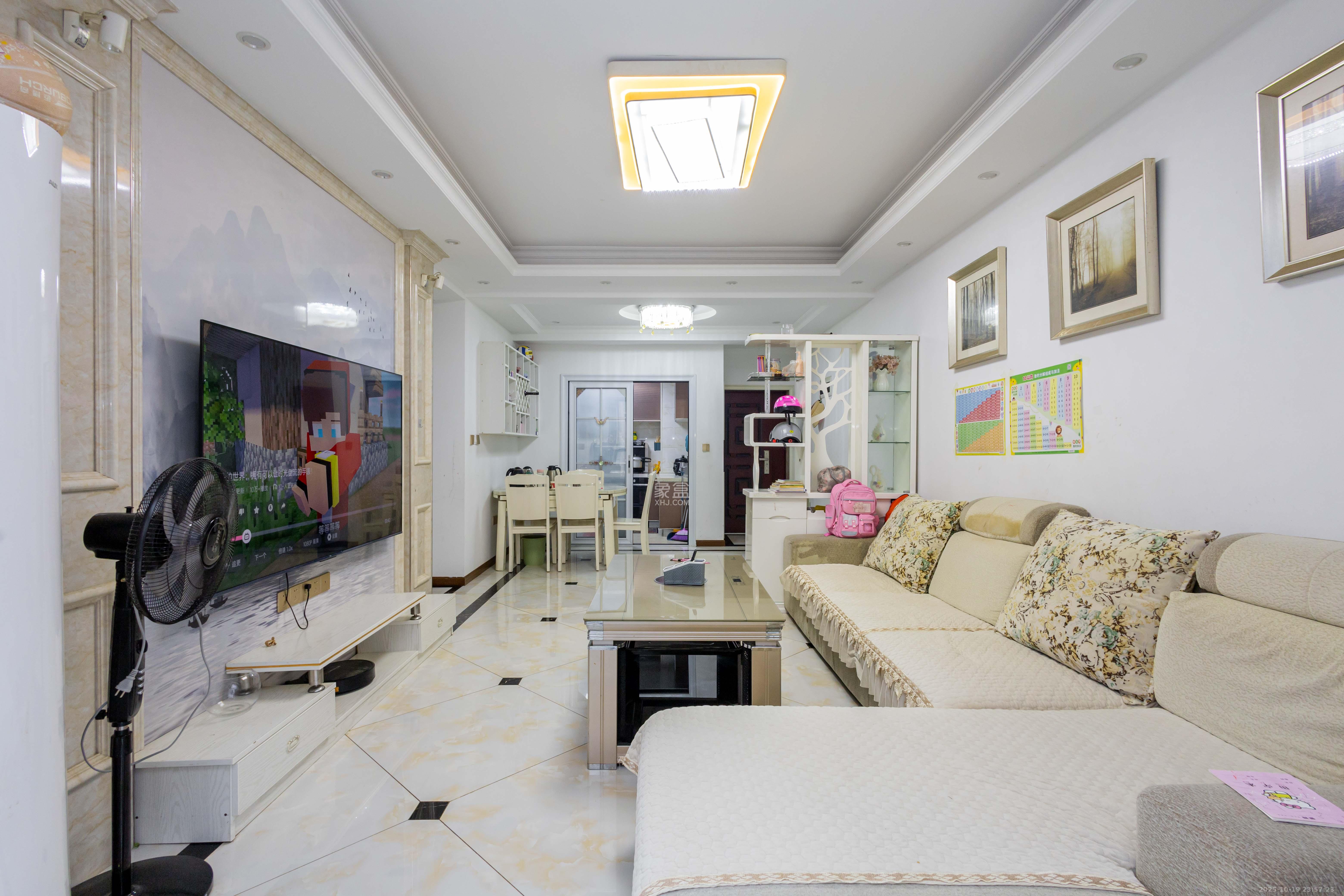 辉煌国际城二期  3室2厅1卫    95.0万客厅