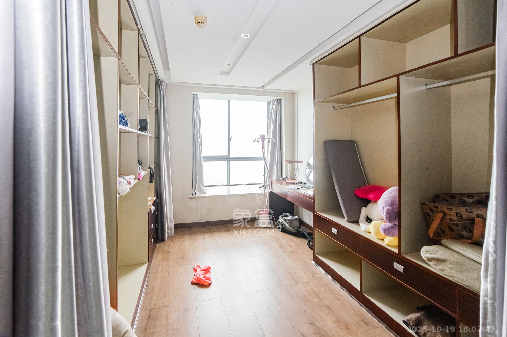 湘江世纪城湘江豪庭  4室2厅1卫    328.0万卧室