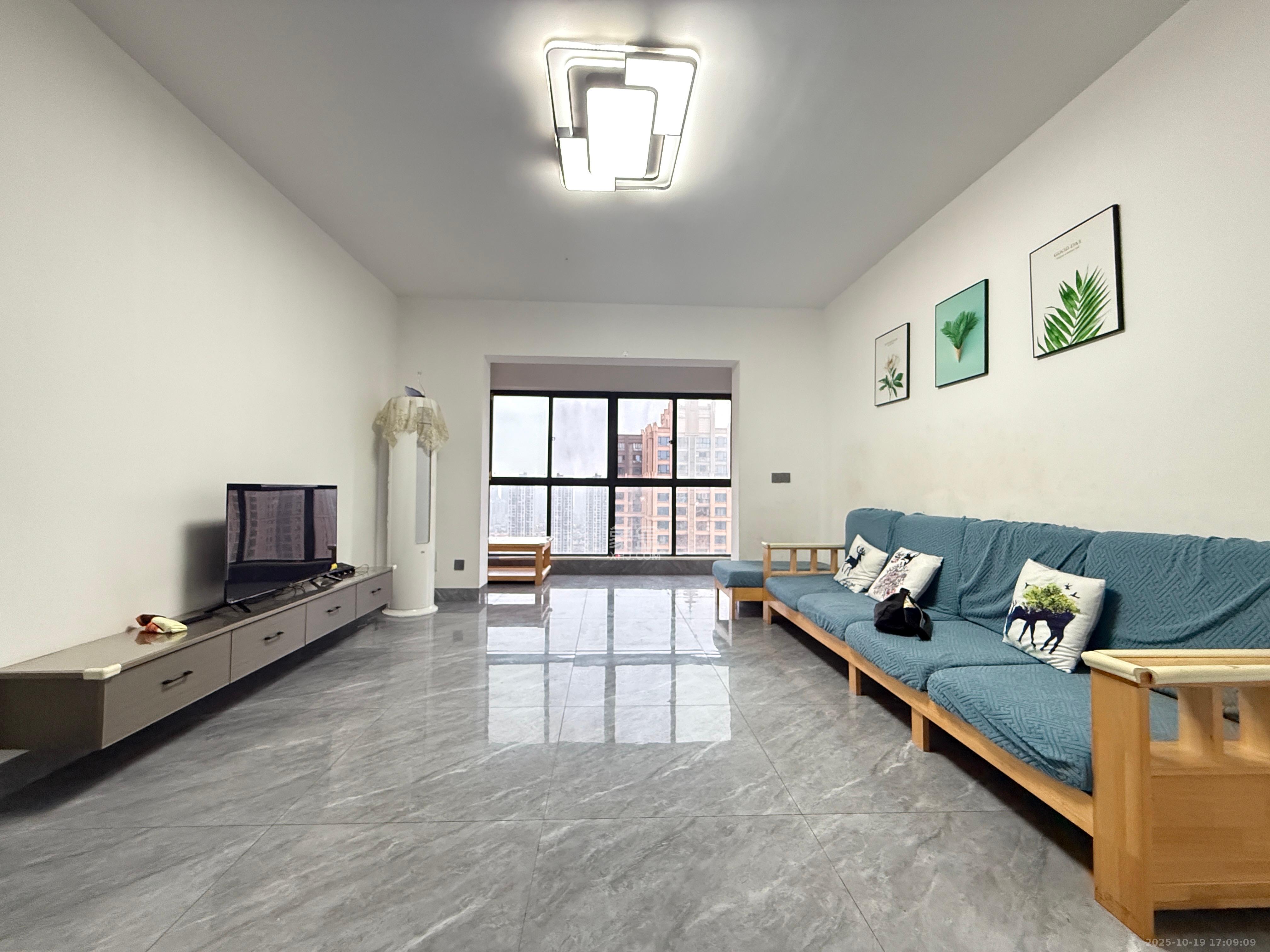 润和又一城  3室2厅2卫    2200.0元/月