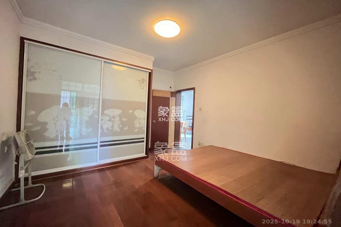 格林星城  1室1厅1卫    1800.0元/月 格林星城  1室1厅1卫    1800.0元/月室内图