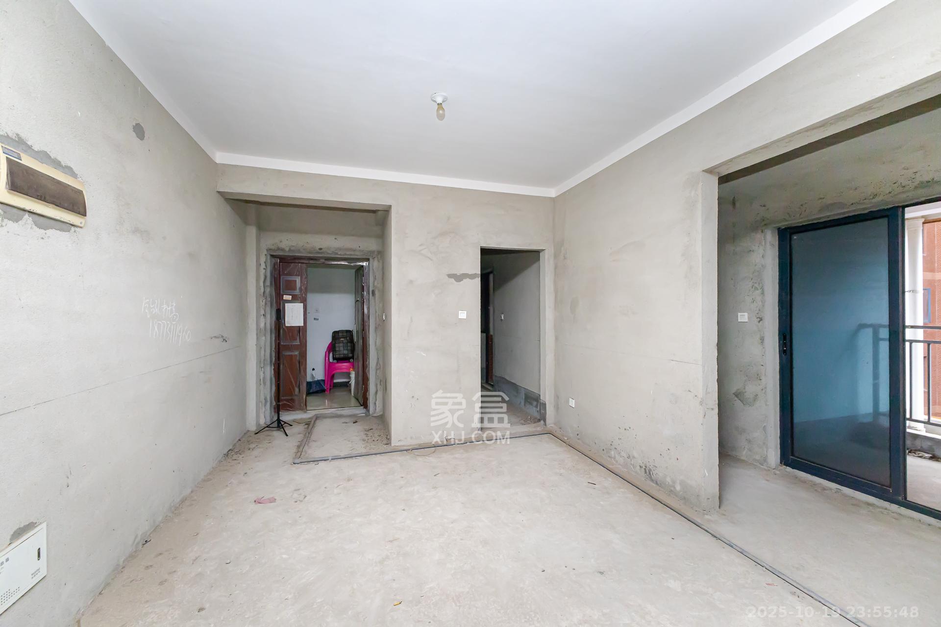 珠江东方明珠(新地东方明珠)三期 3室2厅1卫 46.0万 珠江东方明珠(新地东方明珠)三期 3室2厅1卫 46.0万客厅