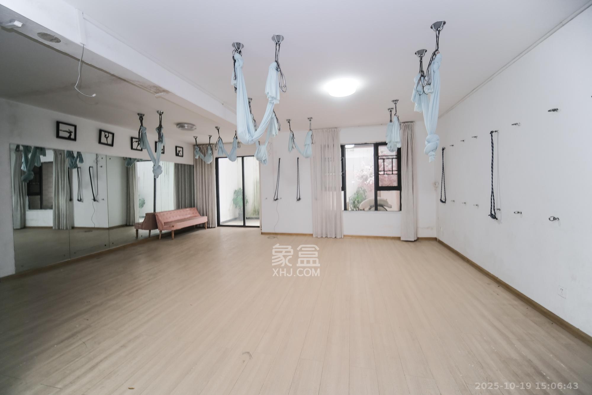 三一街区  4室2厅3卫    150.0万其他