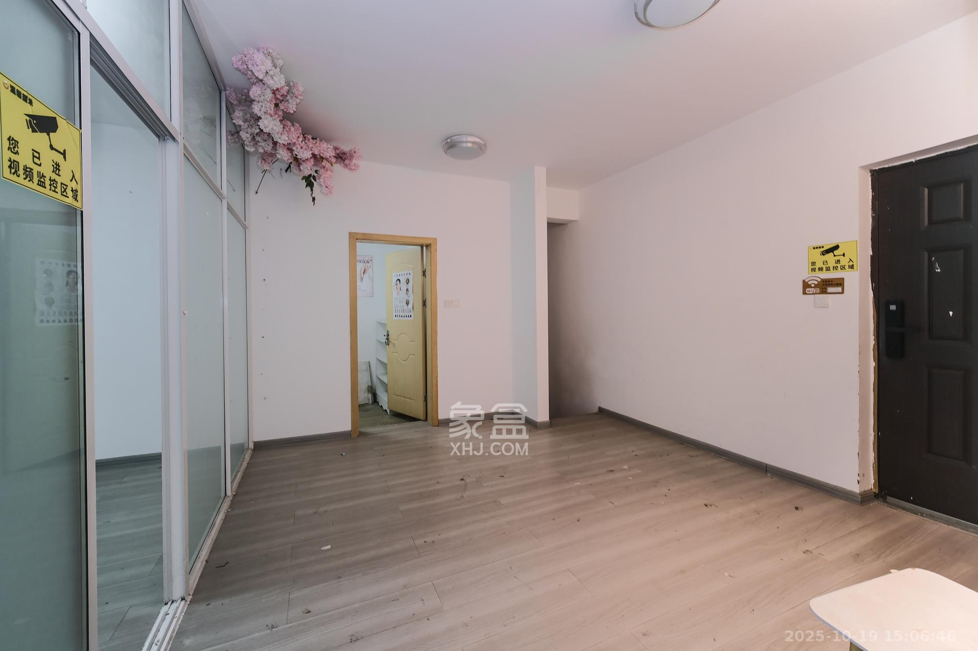 三一街区  4室2厅3卫    150.0万卧室