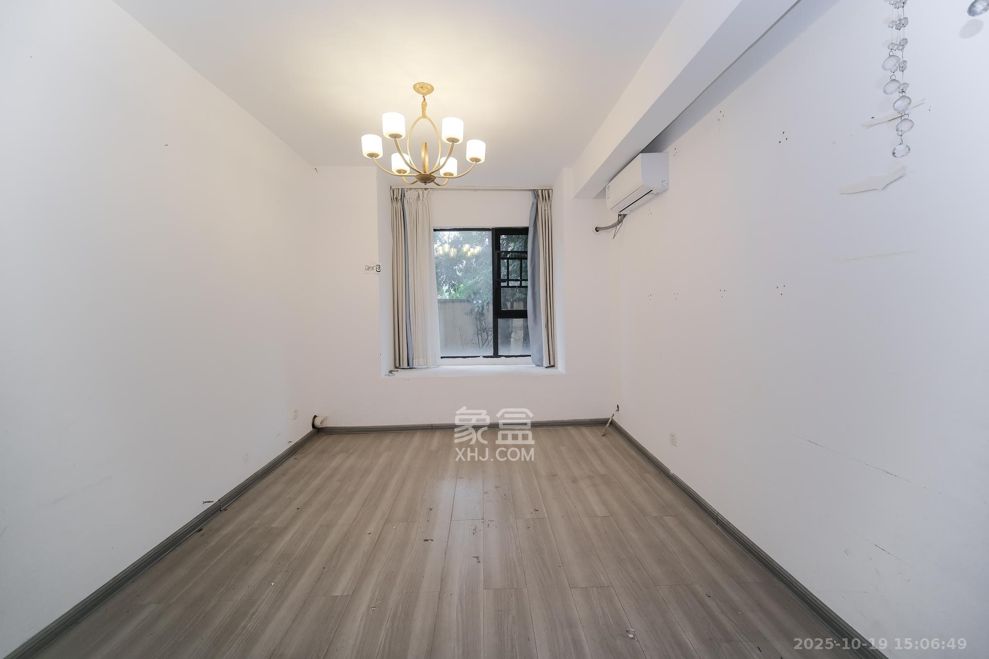 三一街区  4室2厅3卫    150.0万卧室