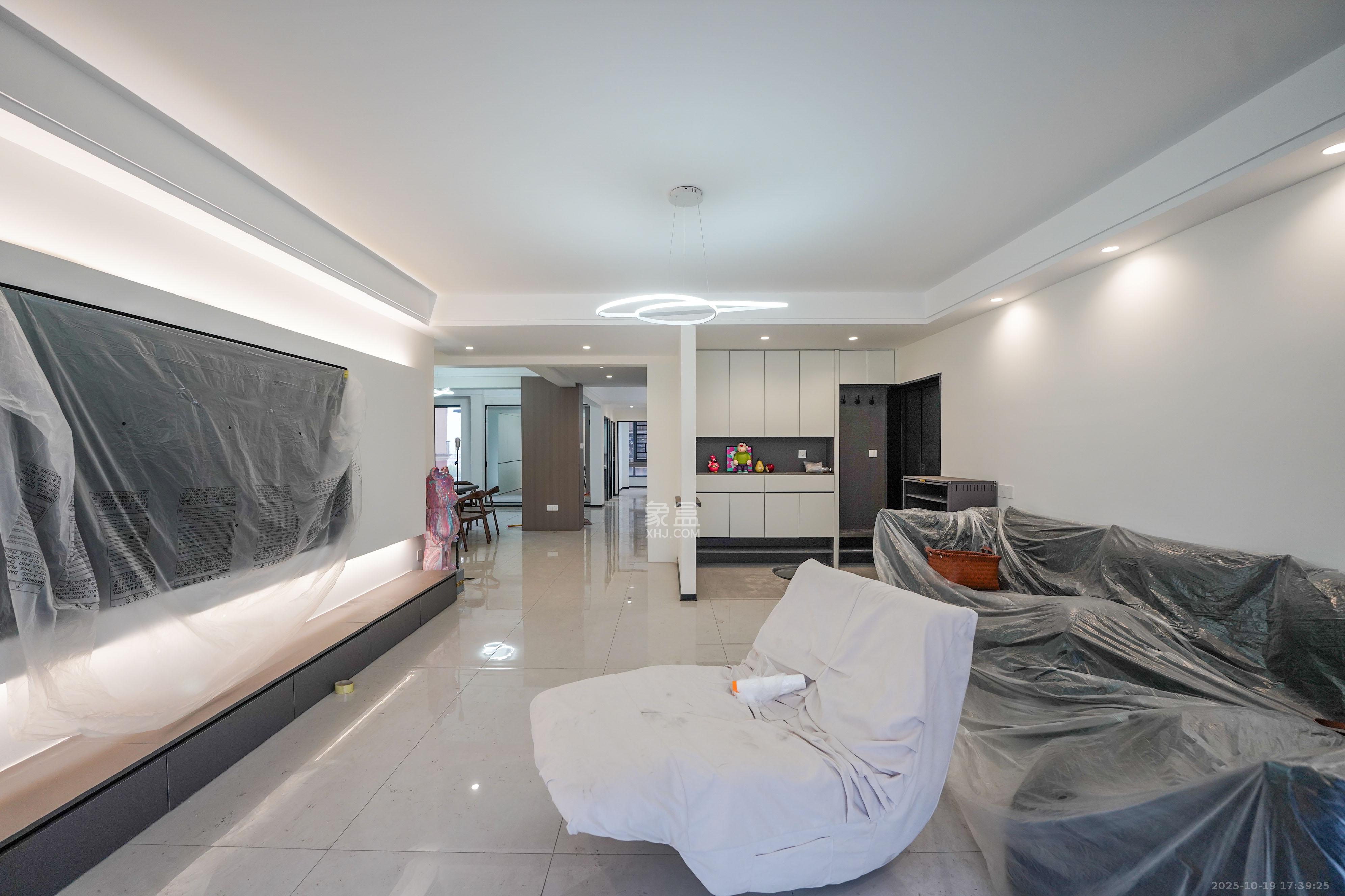 幸福庄园  5室2厅3卫    156.0万客厅