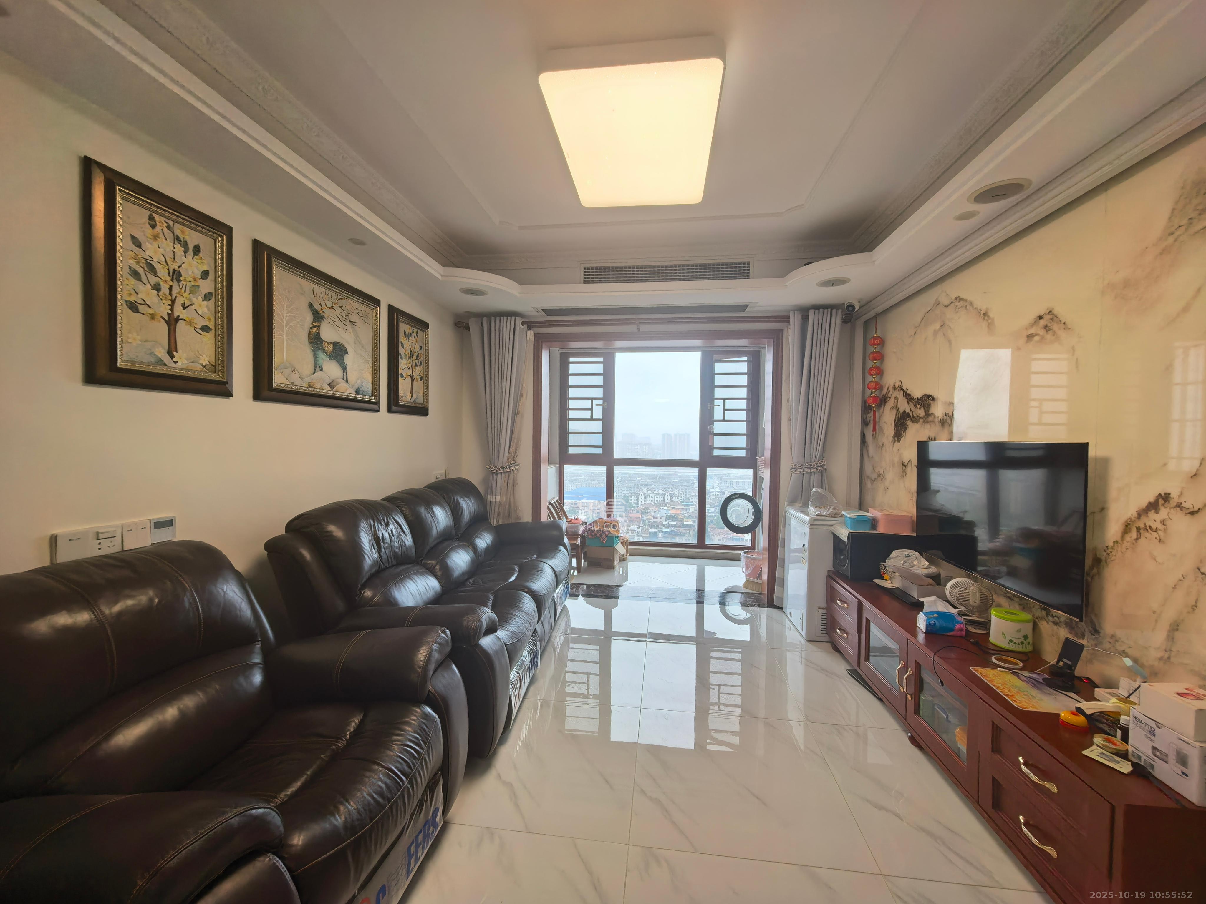 华润置地广场二期  3室2厅1卫    2500.0元/月 华润置地广场二期  3室2厅1卫    2500.0元/月户型图