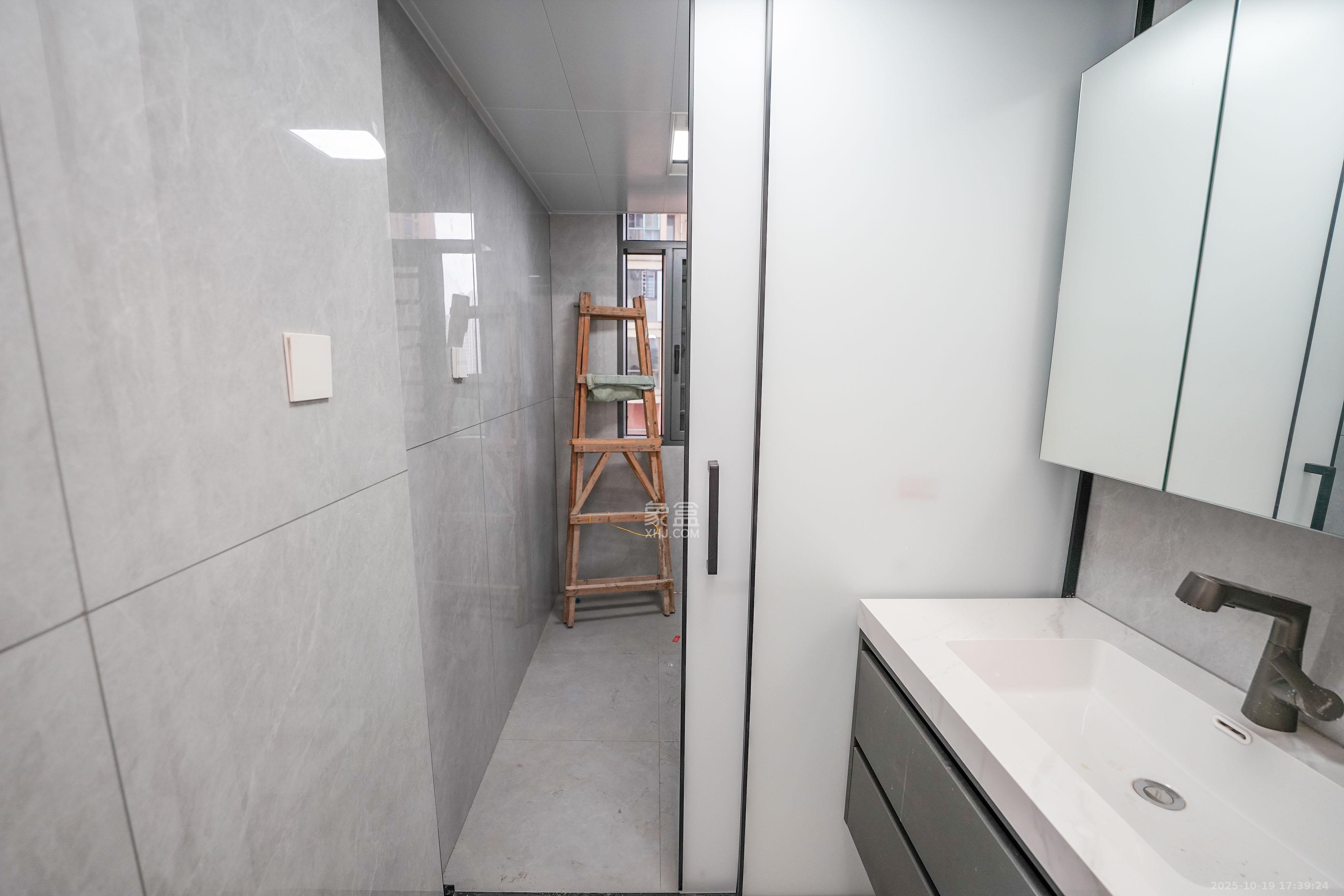 幸福庄园  5室2厅3卫    156.0万卫生间