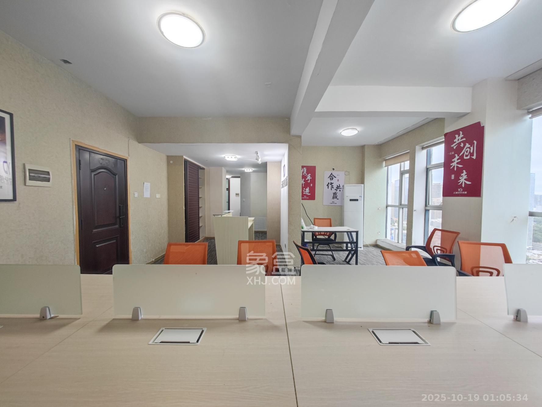 红星国际星城  1室1厅1卫    22.0万 红星国际星城  1室1厅1卫    22.0万客厅