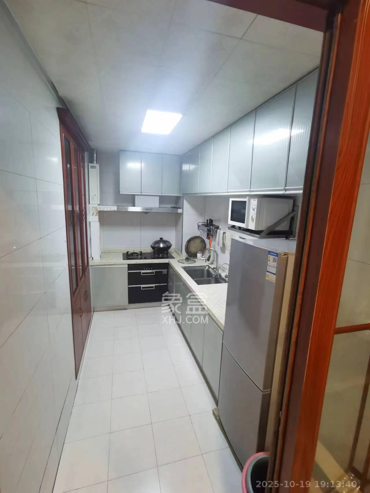 华城广场 3室2厅1卫 3200.0元/月 华城广场 3室2厅1卫 3200.0元/月室内图