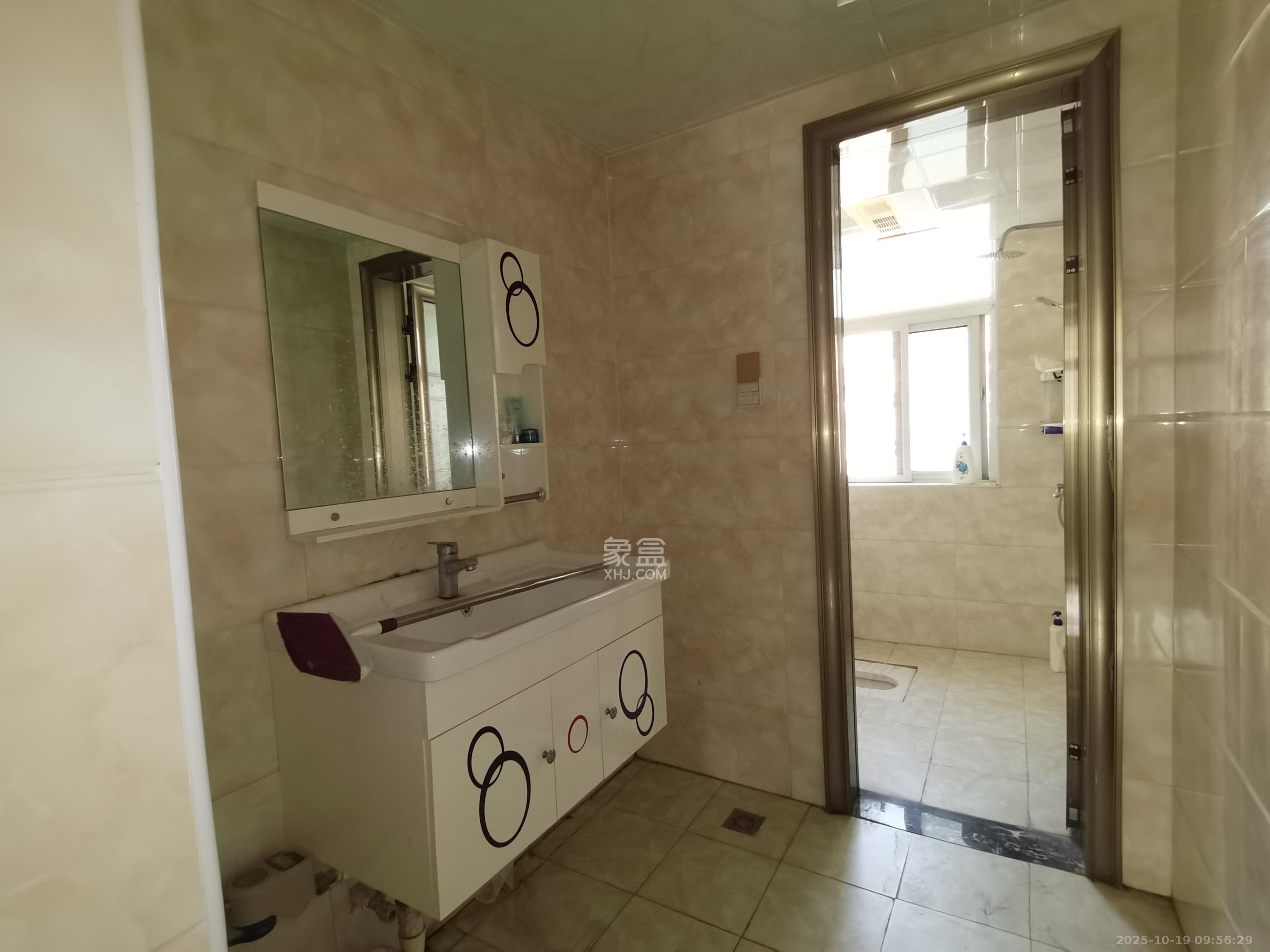 嘉盛华庭(一期、二期、三期) 3室2厅2卫 2500.0元/月 嘉盛华庭(一期、二期、三期) 3室2厅2卫 2500.0元/月室内图