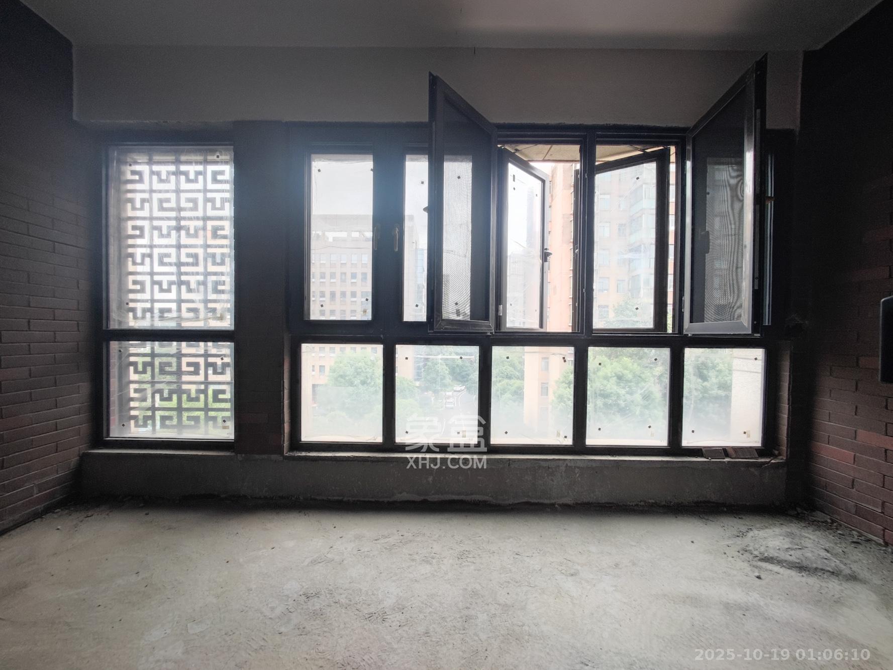 地泰御和苑  4室2厅2卫    320.0万 地泰御和苑  4室2厅2卫    320.0万阳台