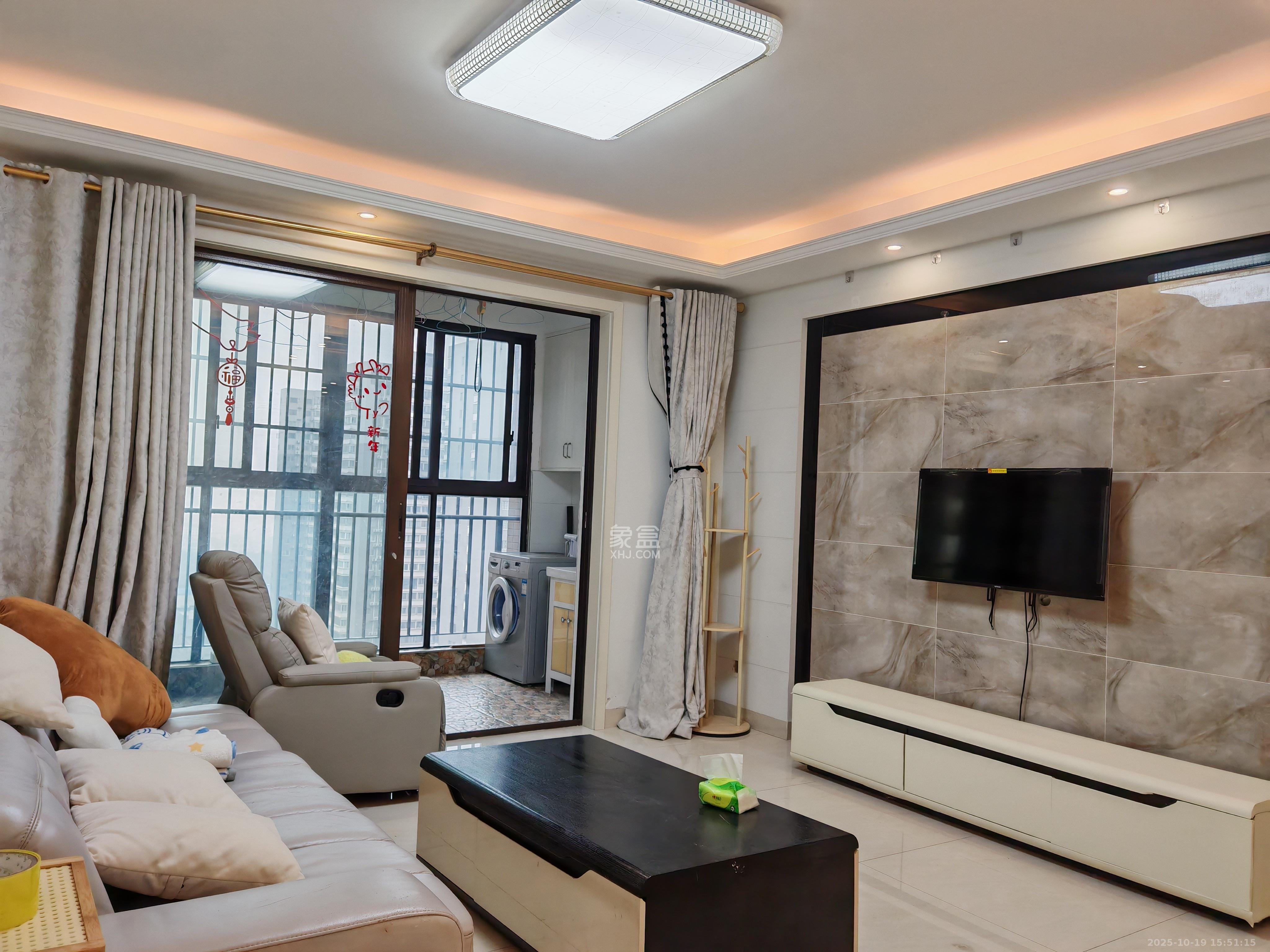 华润凤凰城三期  3室2厅2卫    2400.0元/月 华润凤凰城三期  3室2厅2卫    2400.0元/月