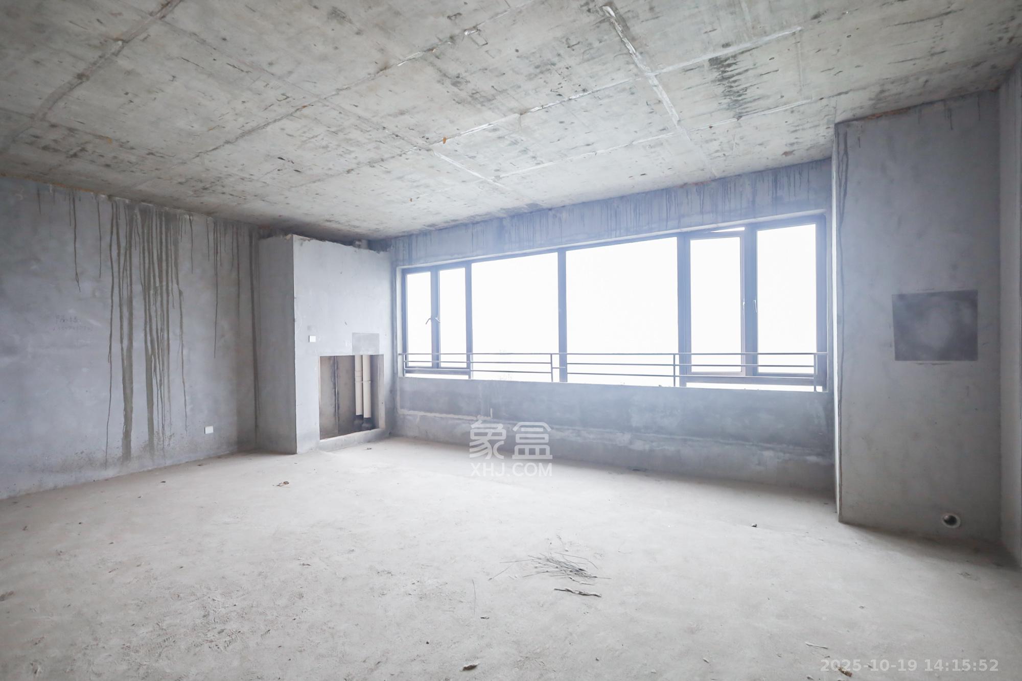 保利西海岸A区  4室2厅2卫    320.0万 保利西海岸A区  4室2厅2卫    320.0万客厅