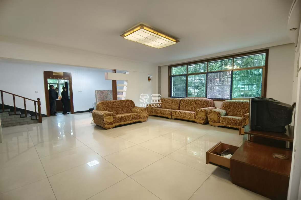 金山花园  4室2厅2卫    1500.0元/月 金山花园  4室2厅2卫    1500.0元/月室内图