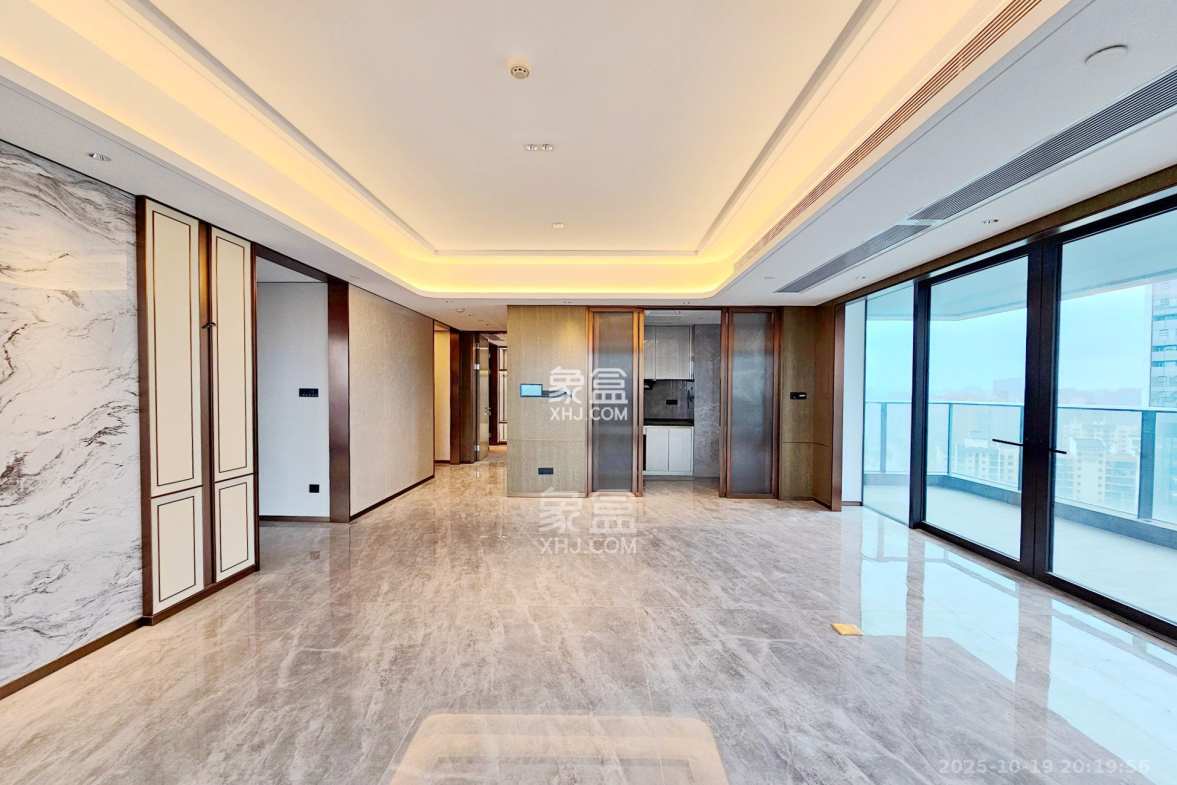 运达中央广场三期  4室2厅3卫    517.0万 运达中央广场三期  4室2厅3卫    517.0万客厅