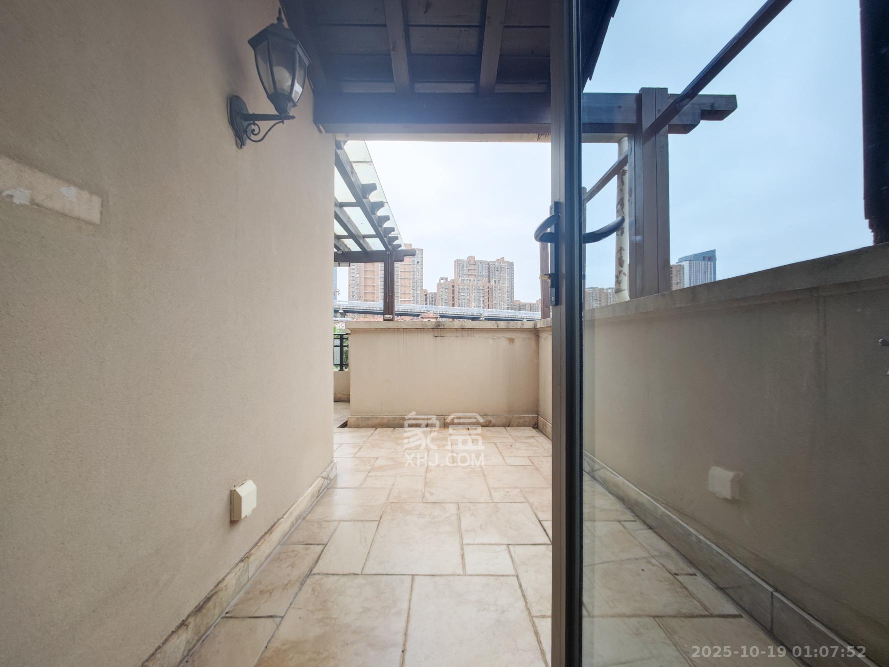 托斯卡纳洋房高层  5室2厅3卫    420.0万 托斯卡纳洋房高层  5室2厅3卫    420.0万阳台