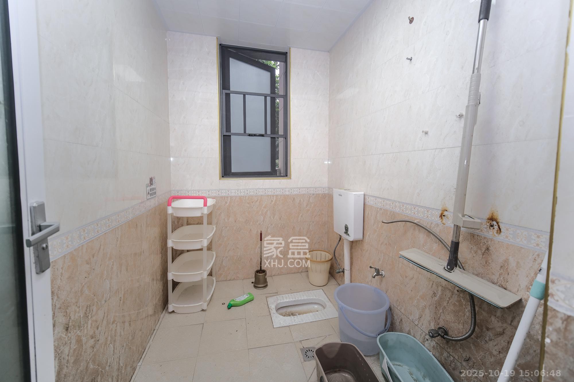 三一街区 4室2厅3卫 150.0万 三一街区 4室2厅3卫 150.0万卫生间