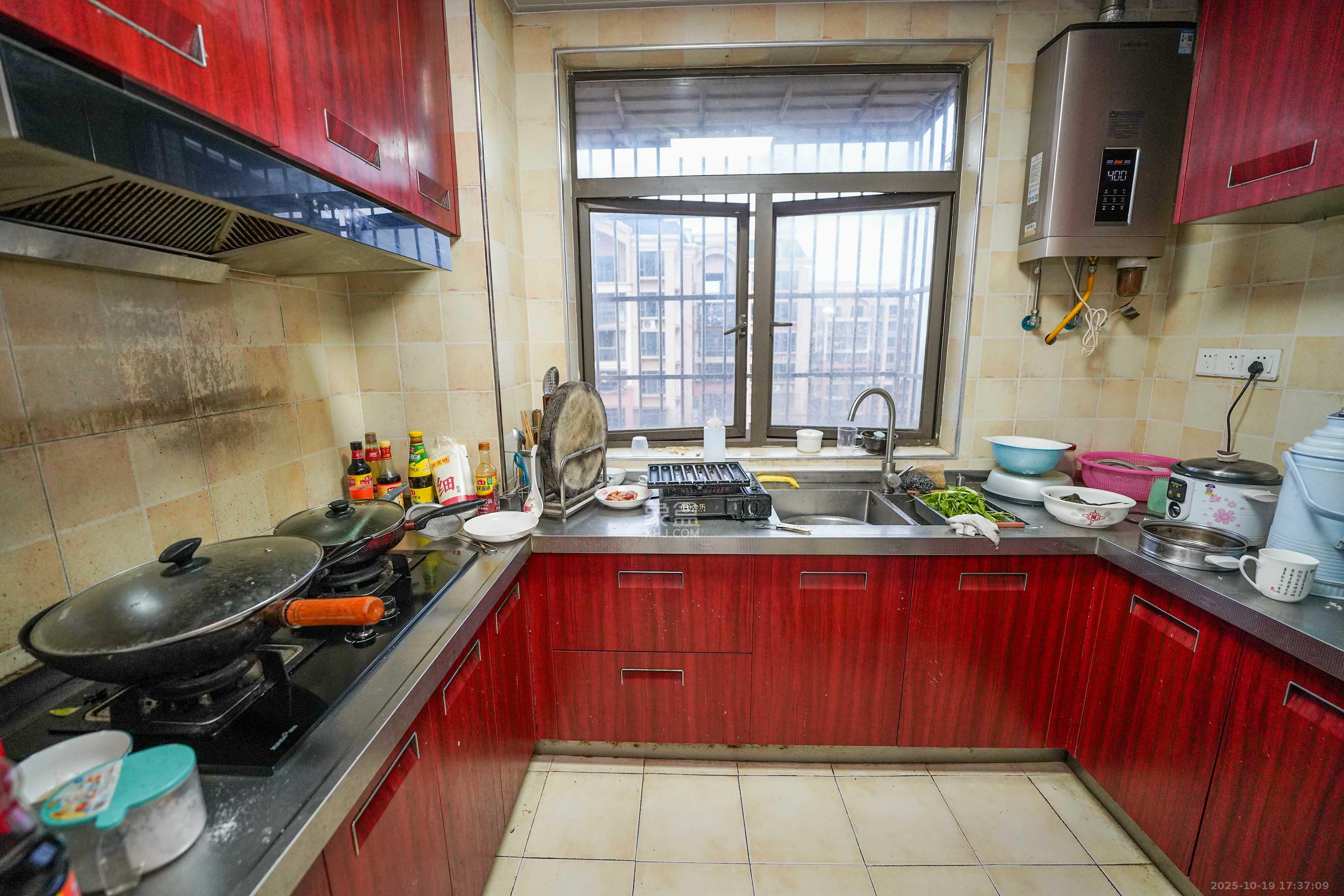 幸福庄园  4室2厅2卫    85.0万厨房