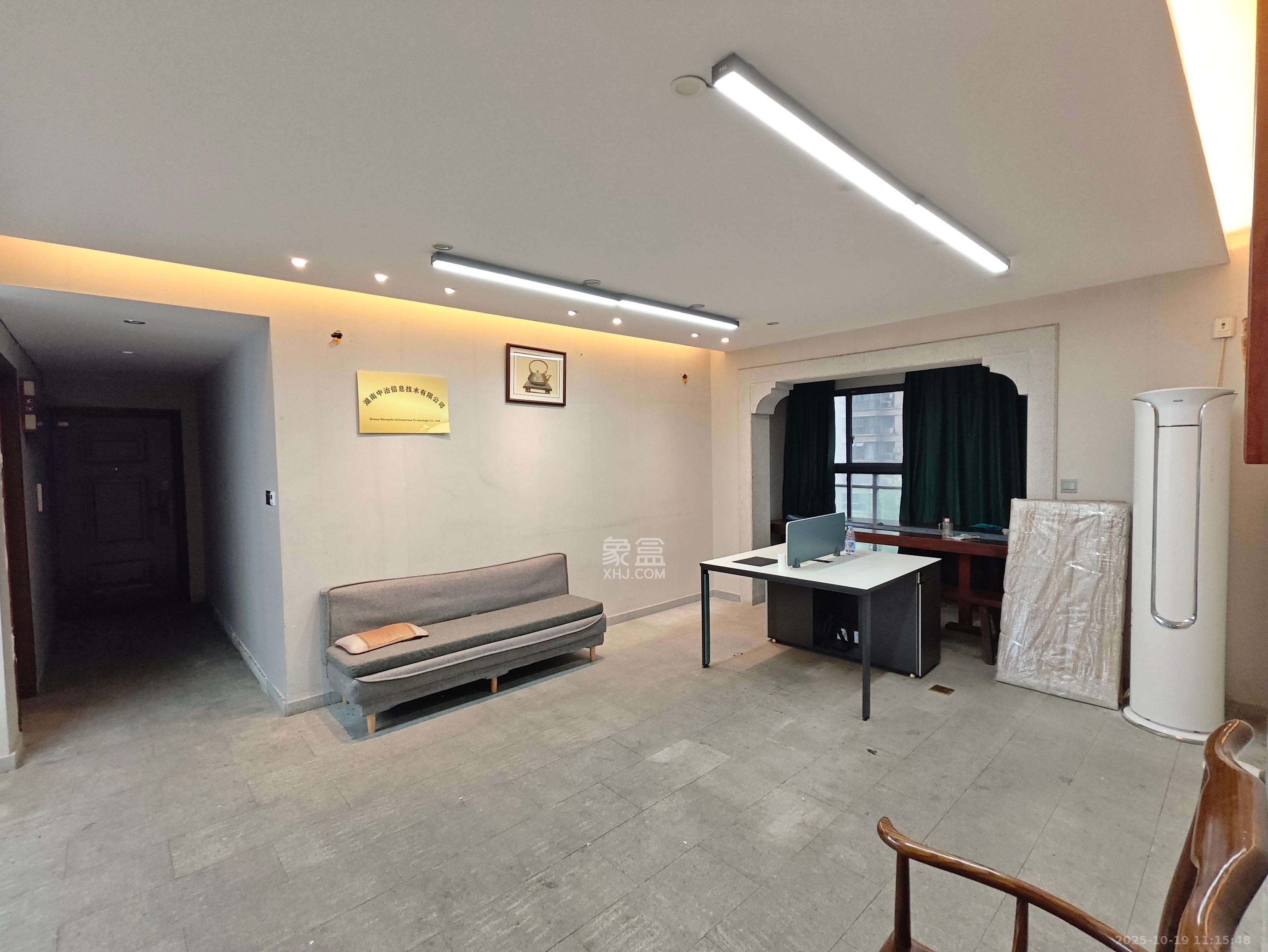 奥克斯广场  4室2厅2卫    3500.0元/月 奥克斯广场  4室2厅2卫    3500.0元/月室内图