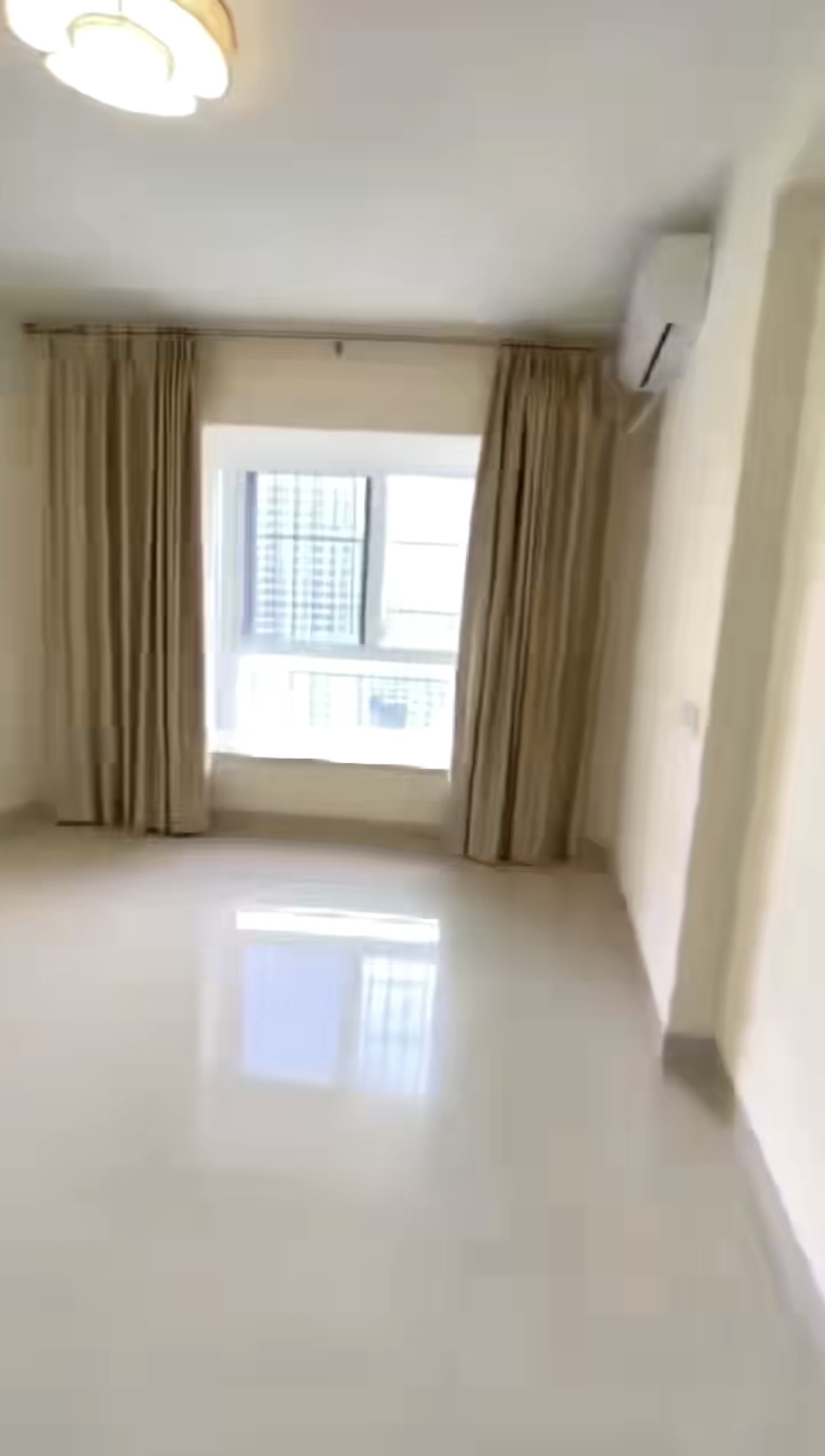 宝泰温泉花园  3室2厅2卫    139.0万客厅