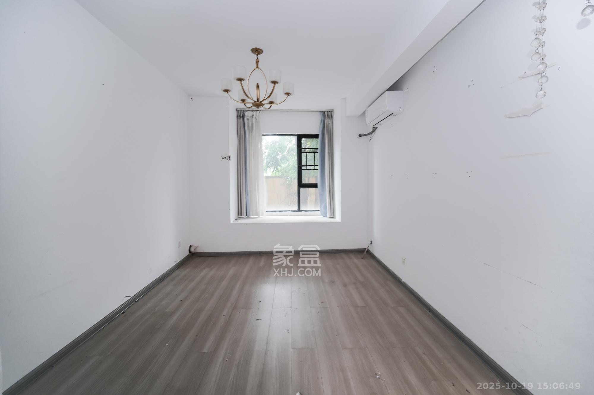 三一街区  4室2厅3卫    150.0万卧室