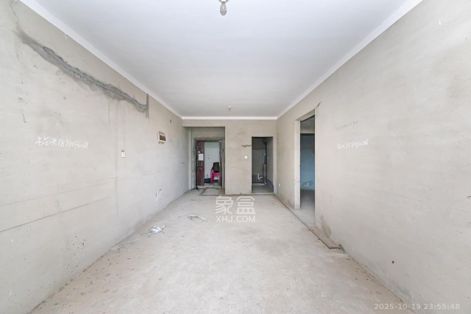 珠江东方明珠（新地东方明珠）三期  3室2厅1卫    46.0万客厅