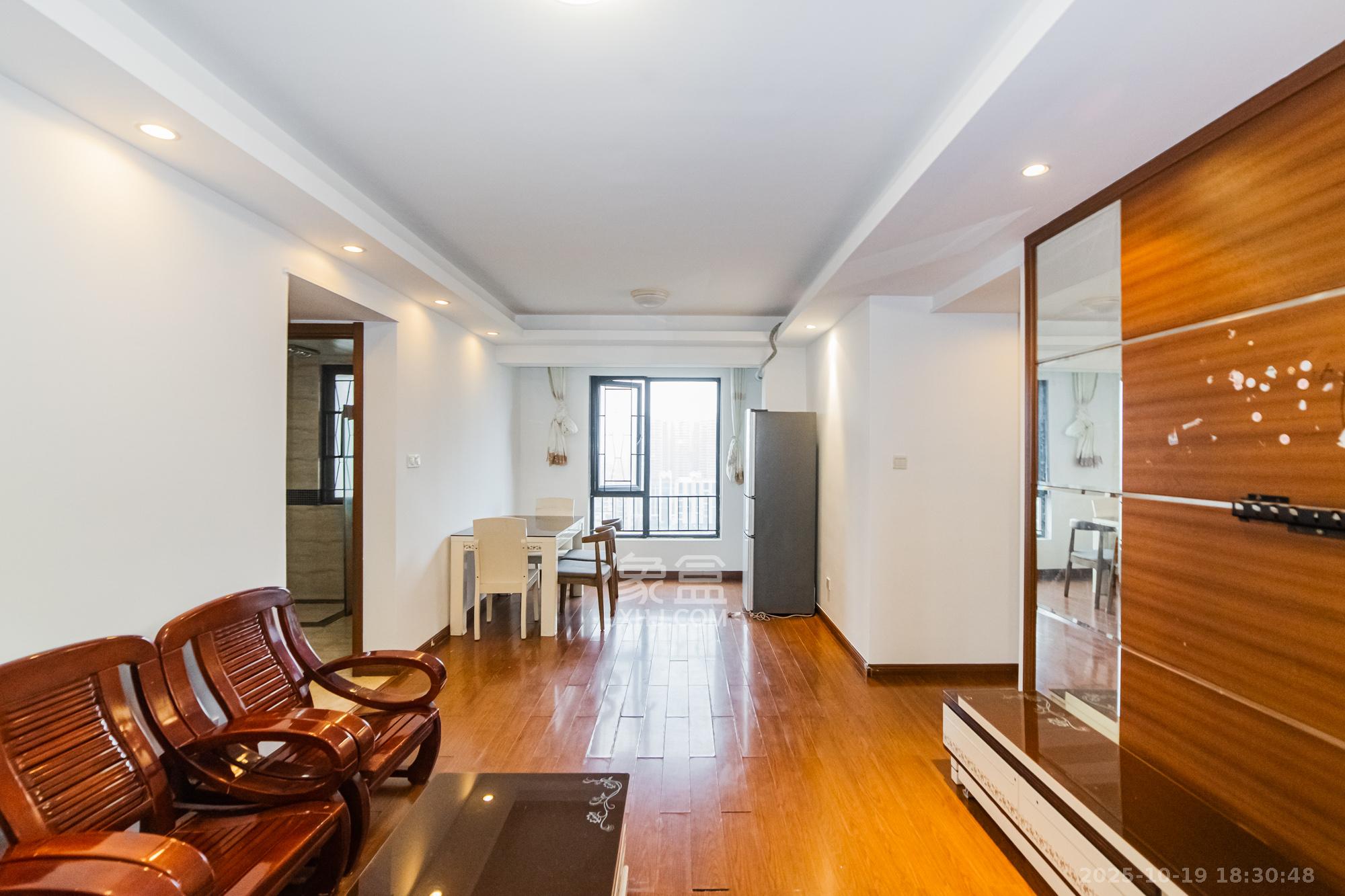 万科城  3室2厅2卫    80.0万客厅