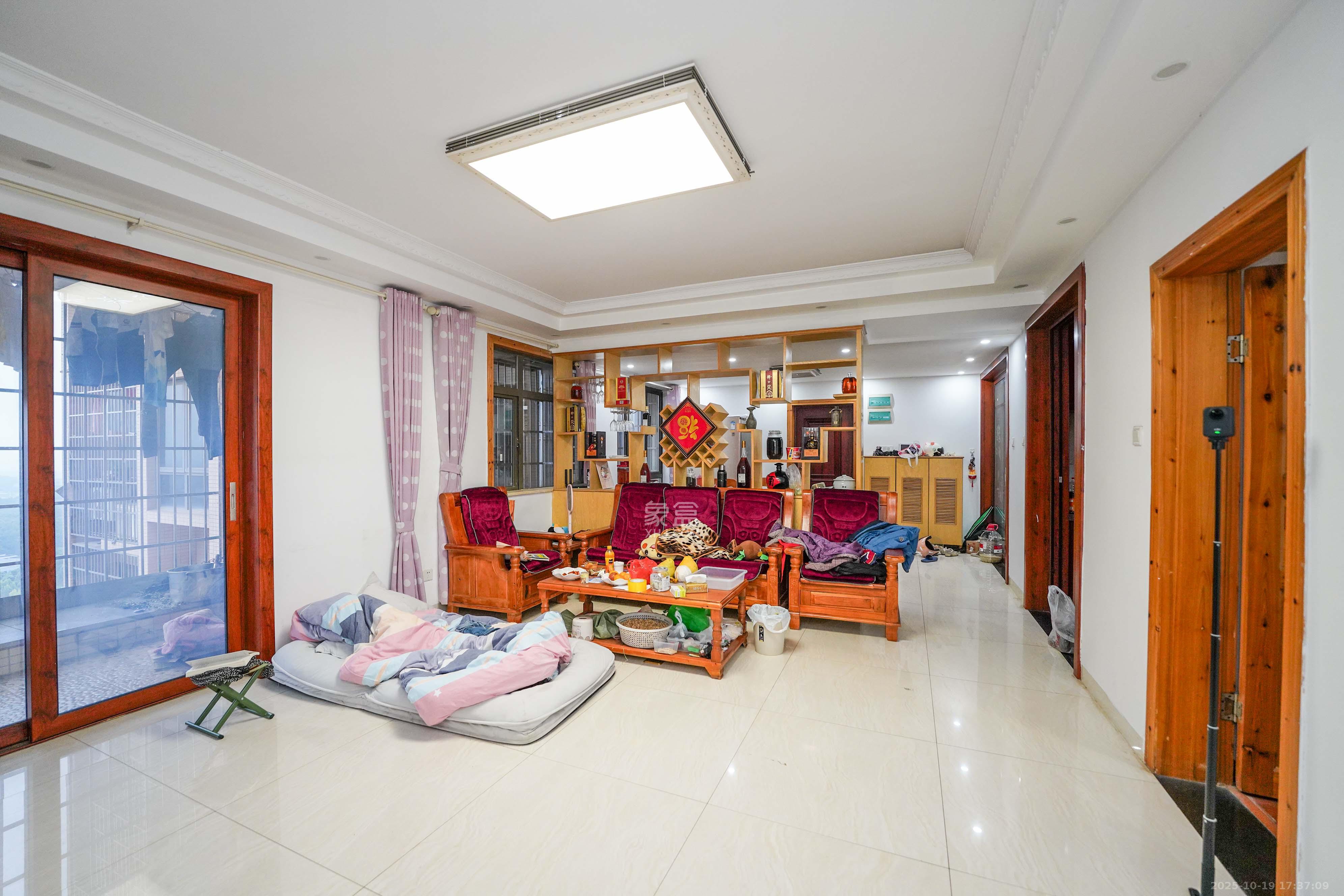 幸福庄园  4室2厅2卫    85.0万客厅