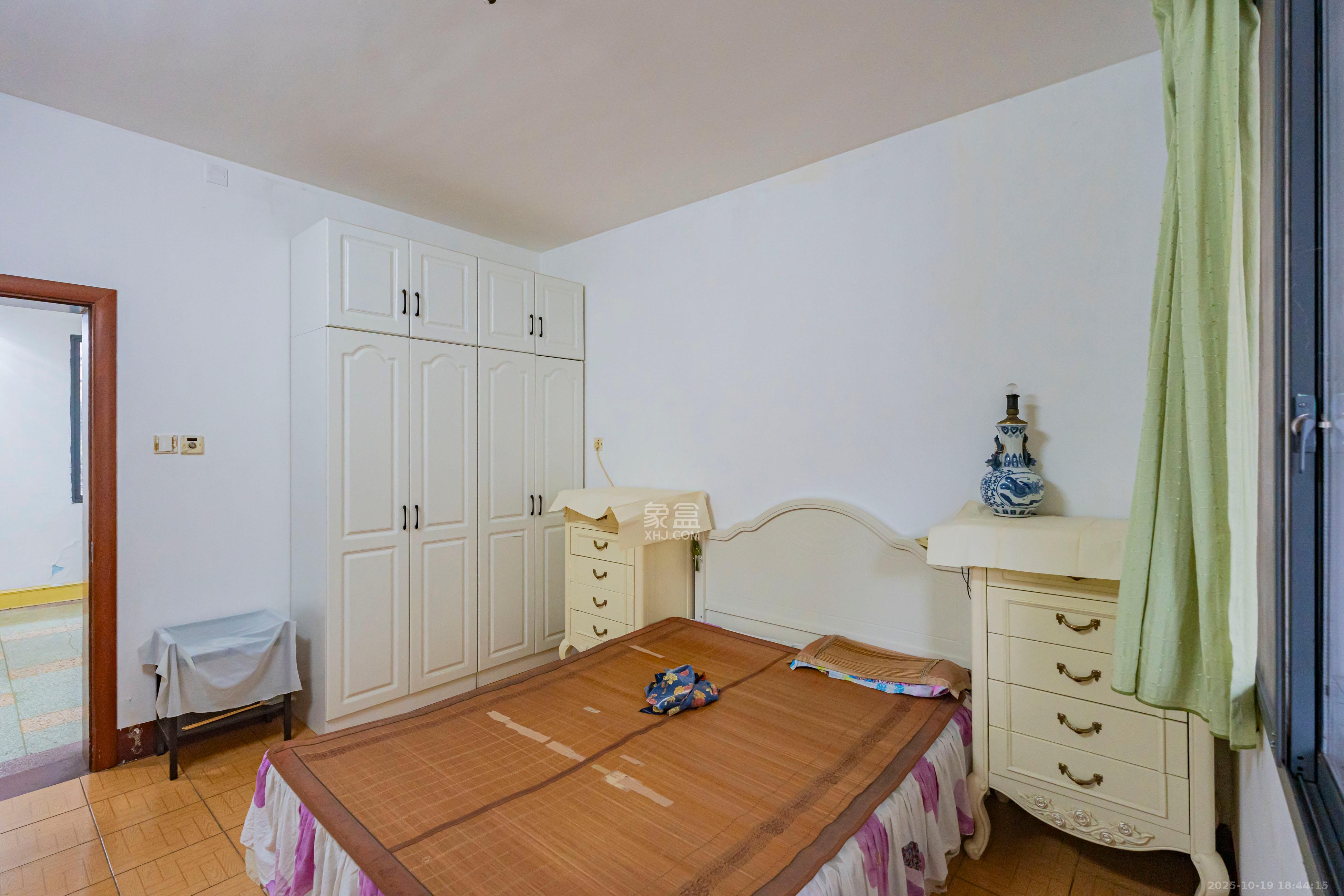 东风二村社区房  3室2厅1卫    62.0万卧室