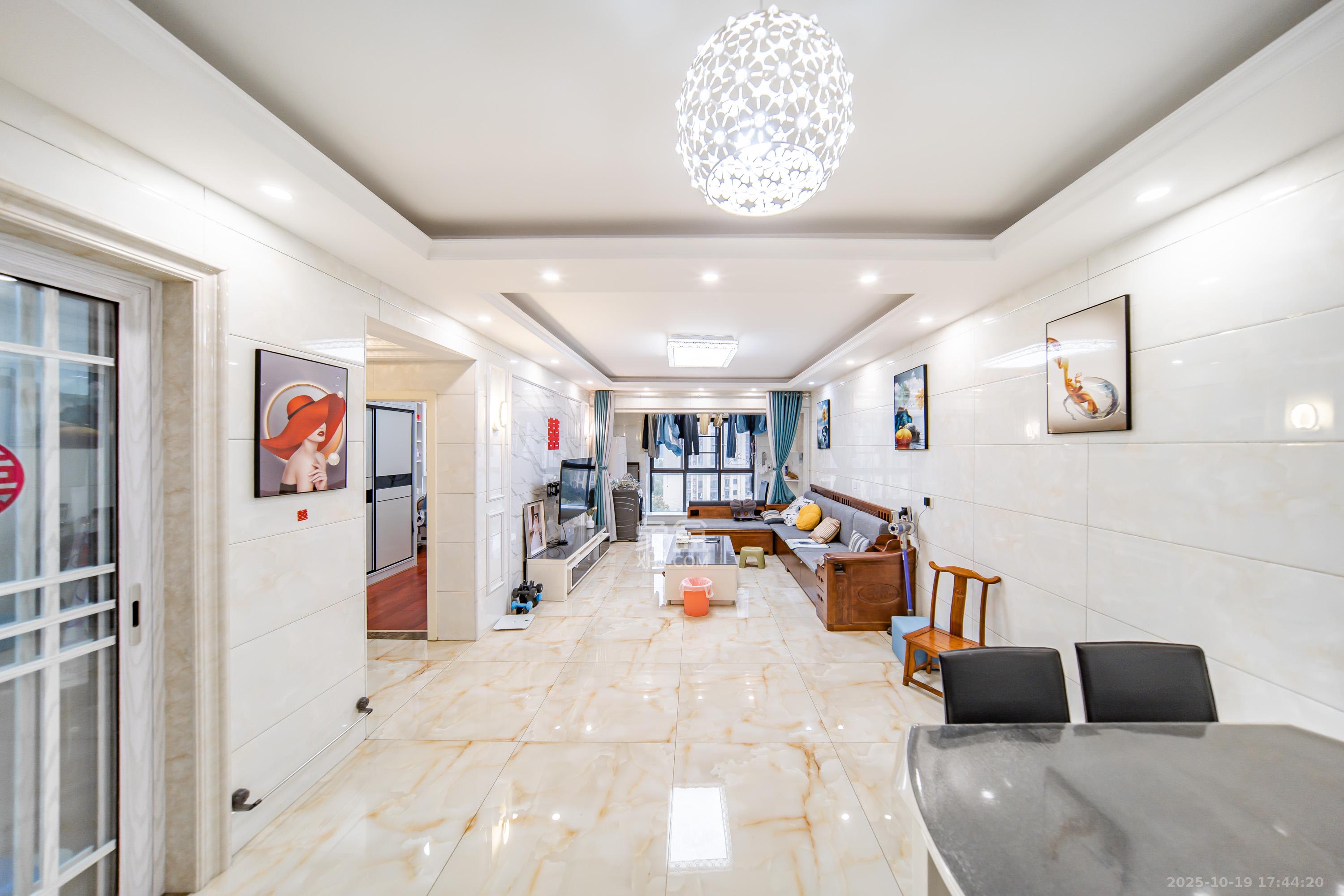 兰亭湾畔  3室2厅2卫    119.0万客厅