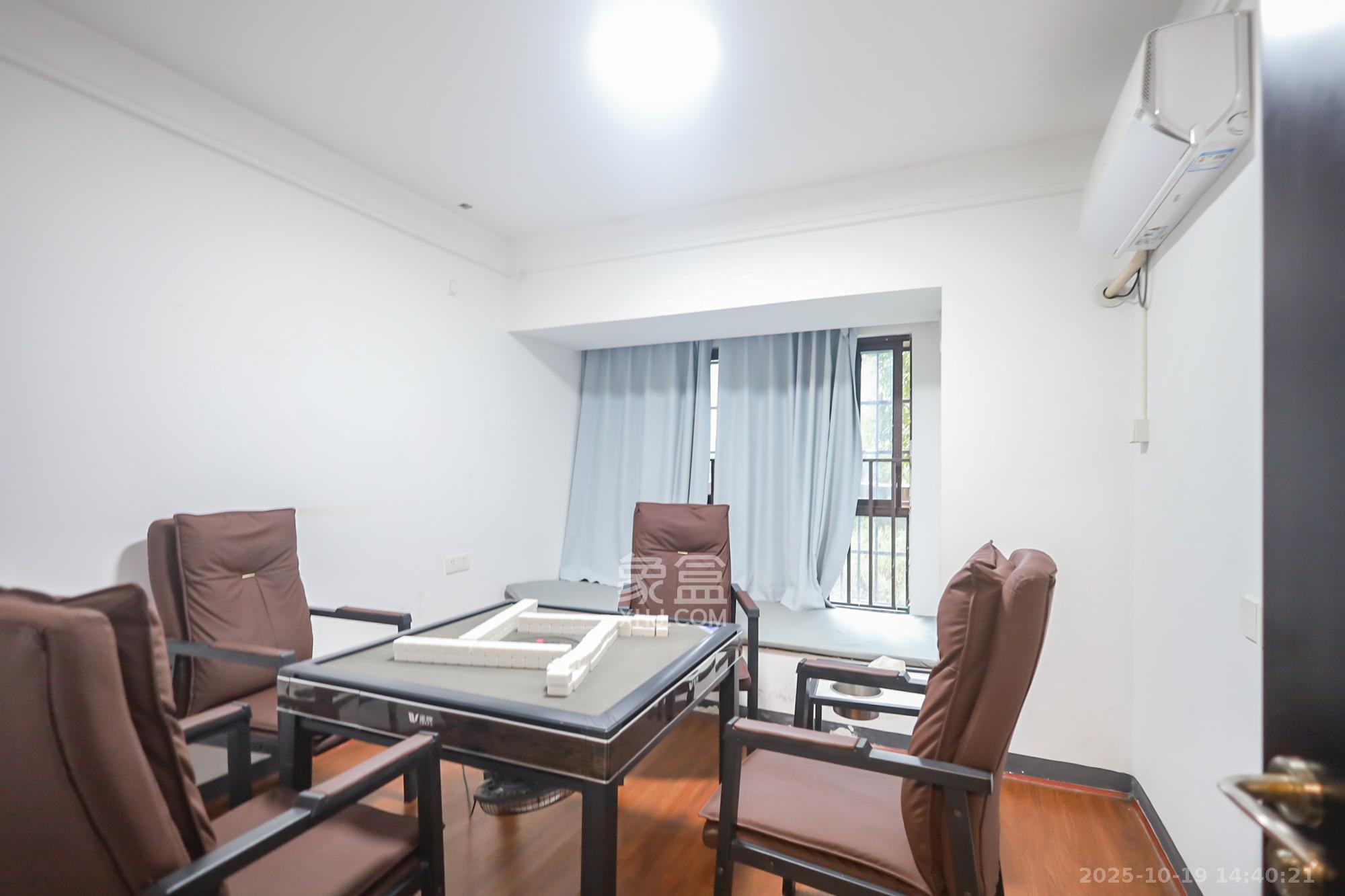 绿地中央广场  5室2厅3卫    265.0万 绿地中央广场  5室2厅3卫    265.0万卧室