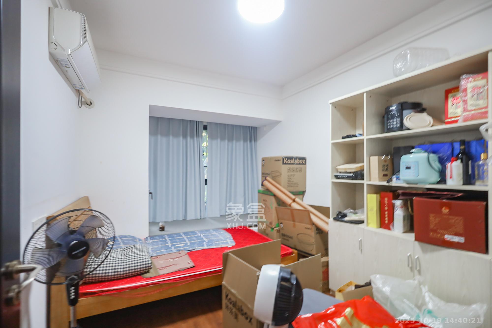 绿地中央广场  5室2厅3卫    265.0万 绿地中央广场  5室2厅3卫    265.0万卧室