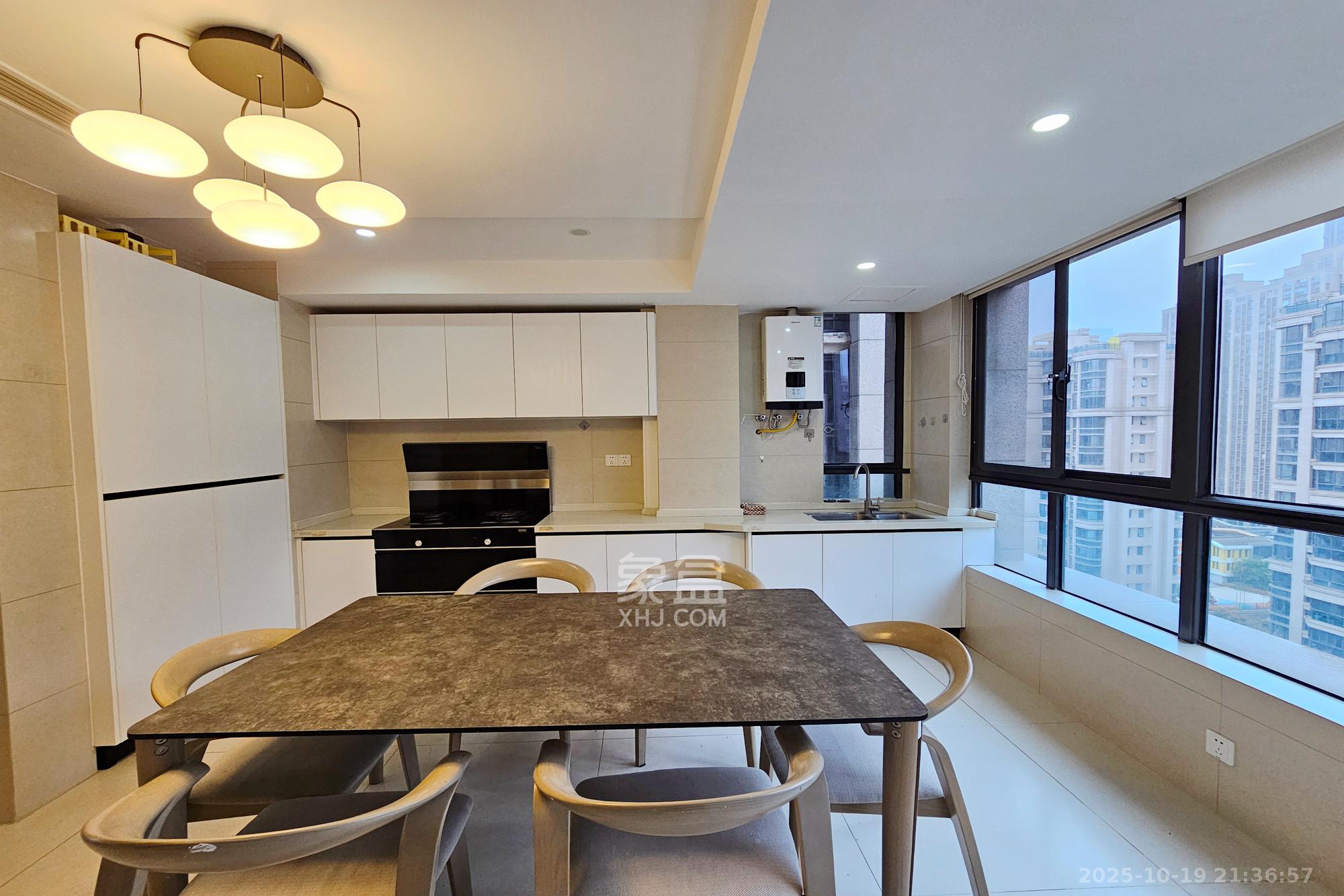 明昇壹城（明昇时代广场）一期  4室2厅2卫    260.0万客厅