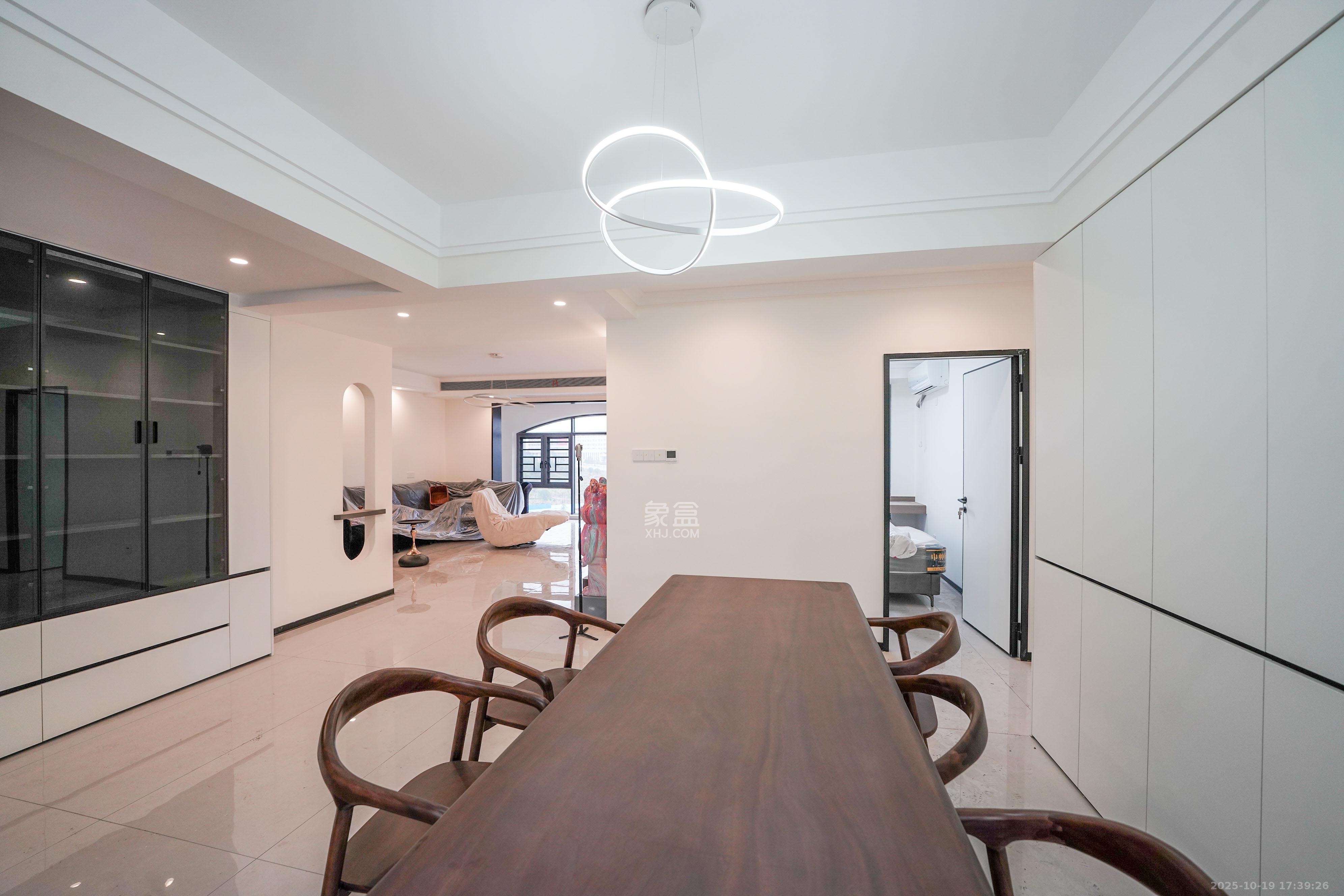 幸福庄园  5室2厅3卫    156.0万客厅