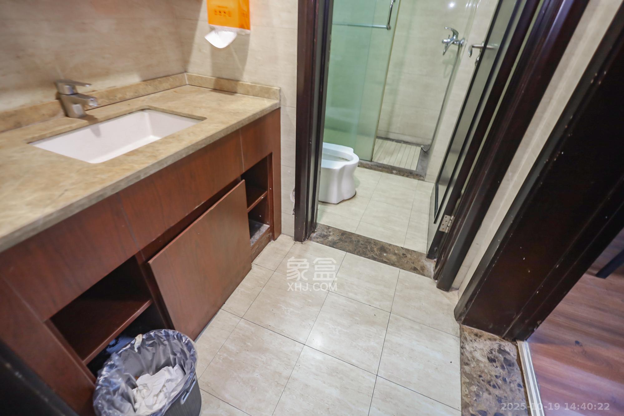 绿地中央广场  5室2厅3卫    265.0万 绿地中央广场  5室2厅3卫    265.0万卫生间