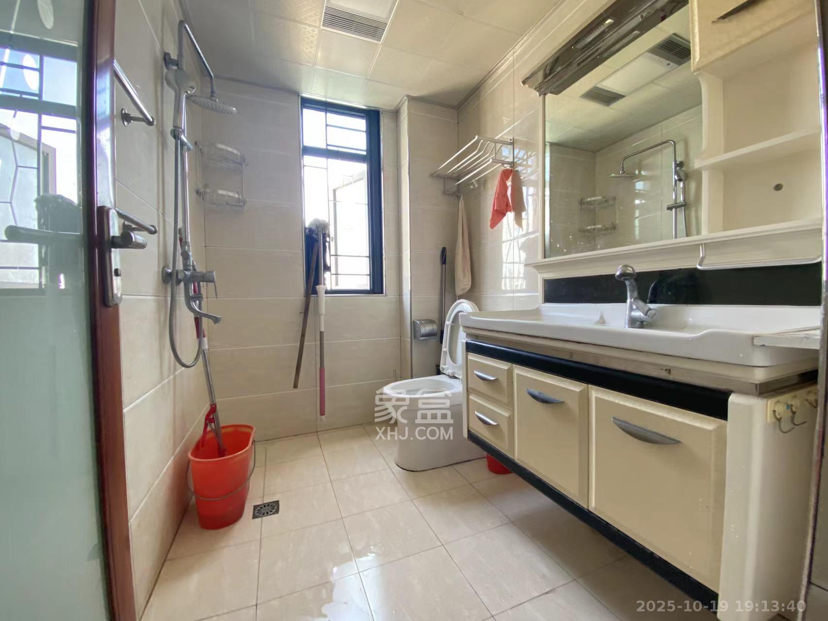 华城广场  3室2厅1卫    3200.0元/月室内图