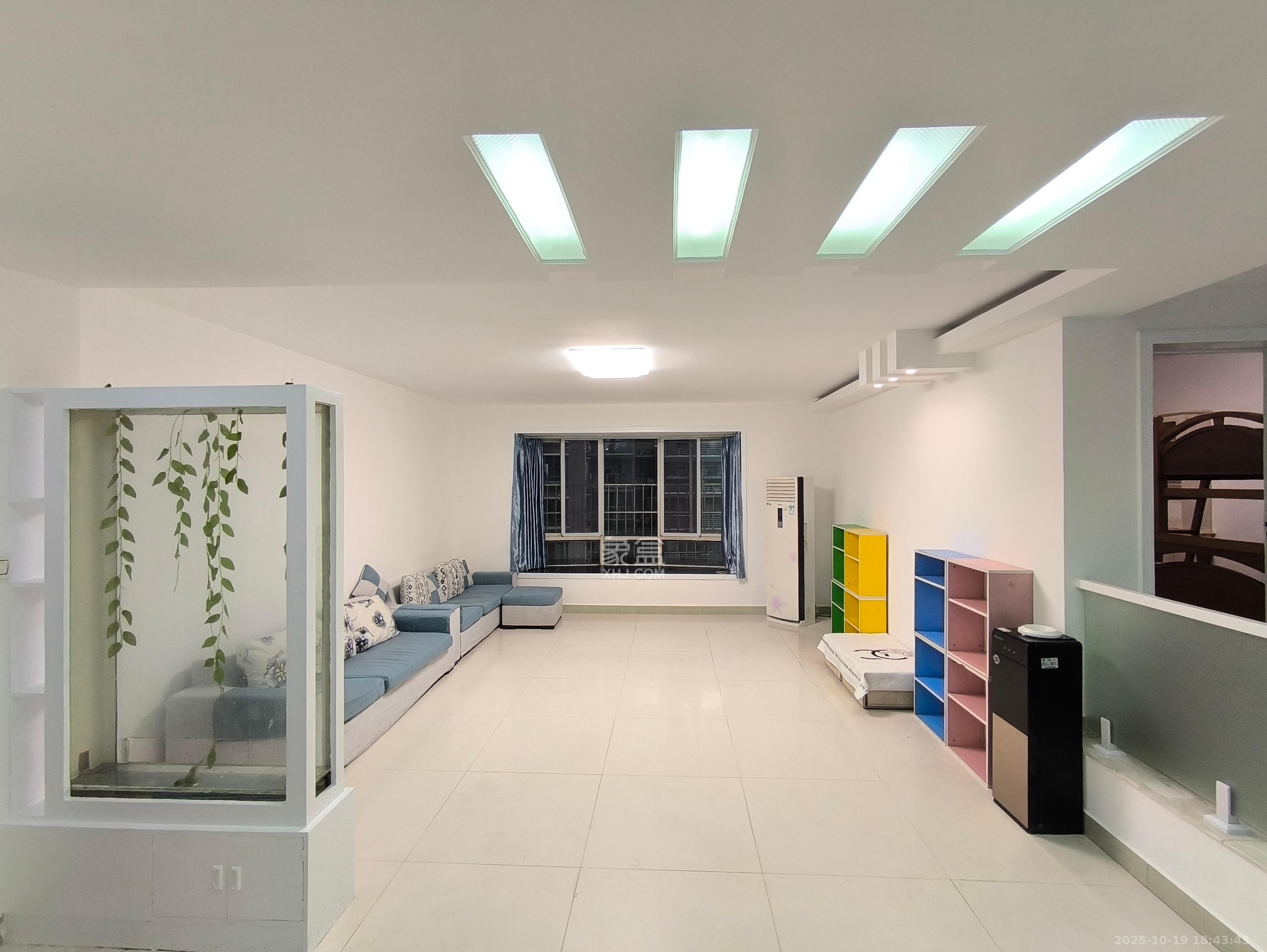 四季阳光花城  4室2厅2卫    4100.0元/月